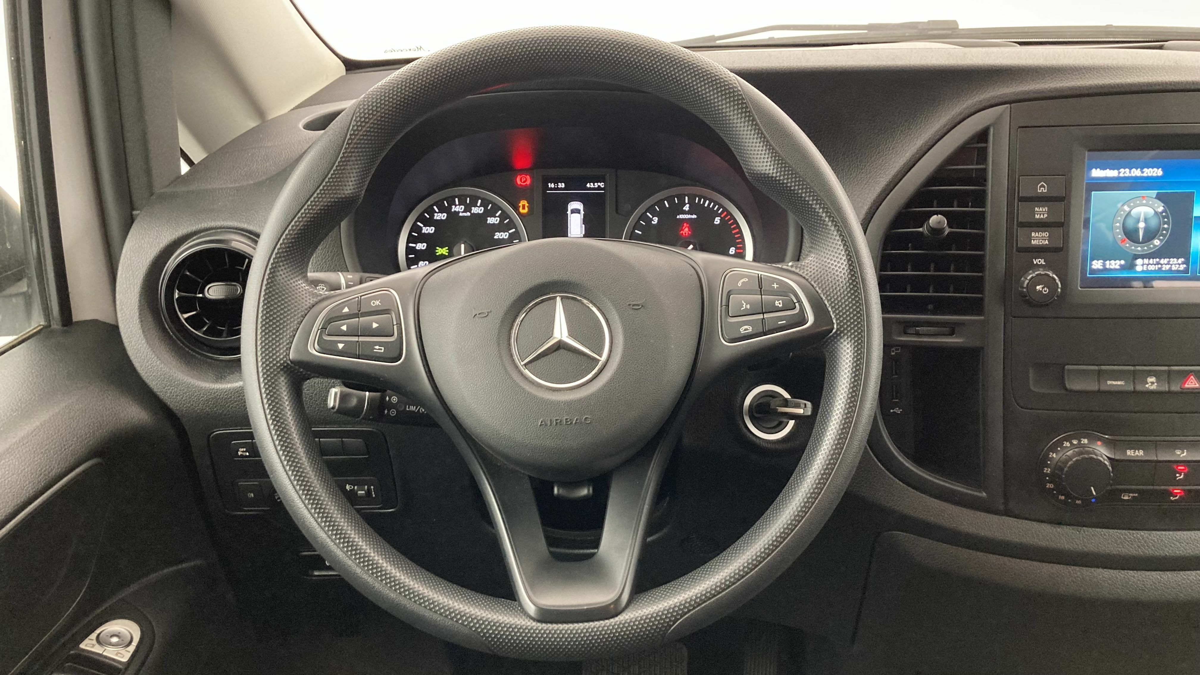 mercedes benz vito combi pro largo 114 CDI 136 G-TRONIC 2023 blanco arctic 15