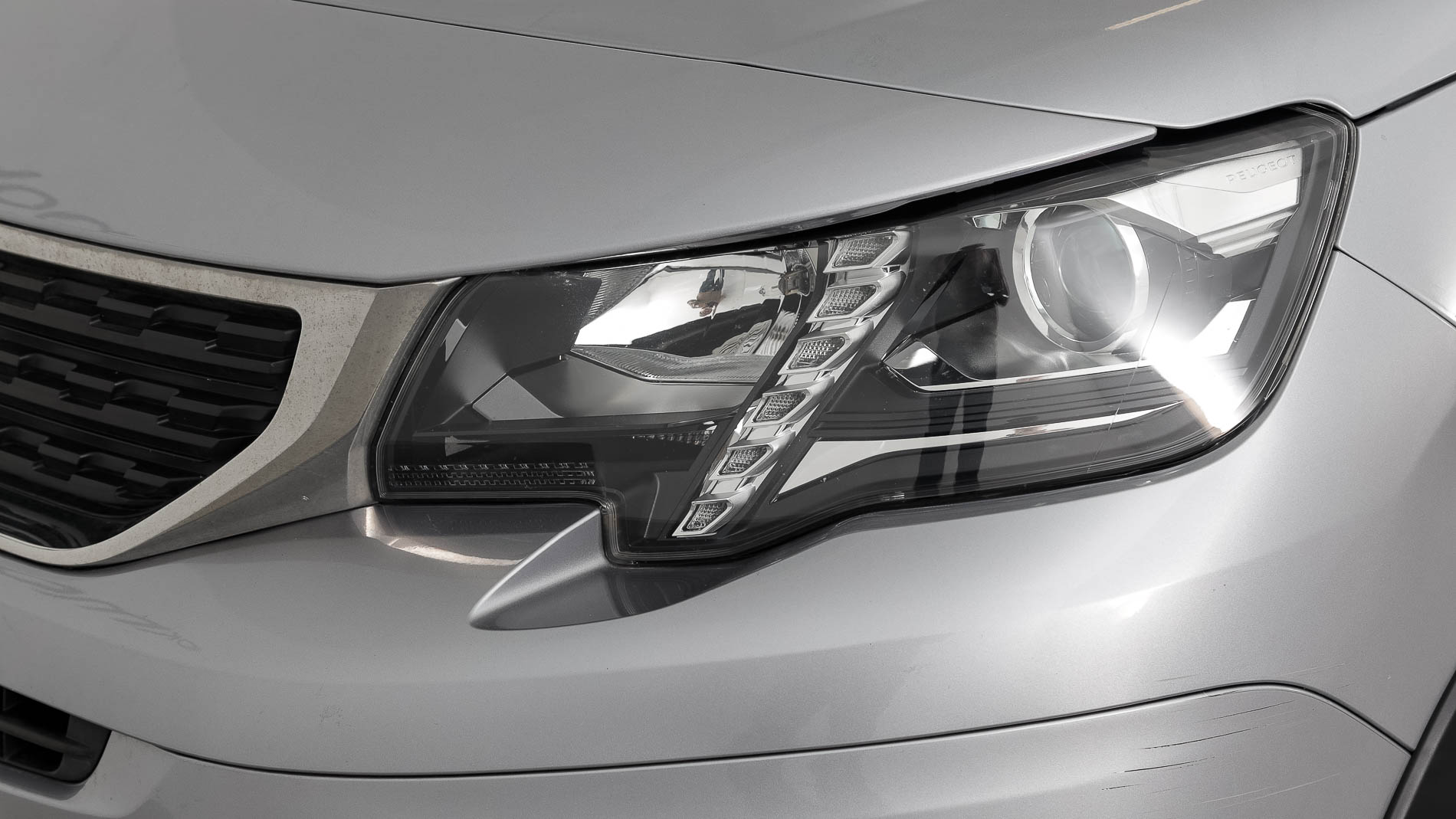 peugeot rifter allure 1.5 BLUEHDI 100 2020 gris 32