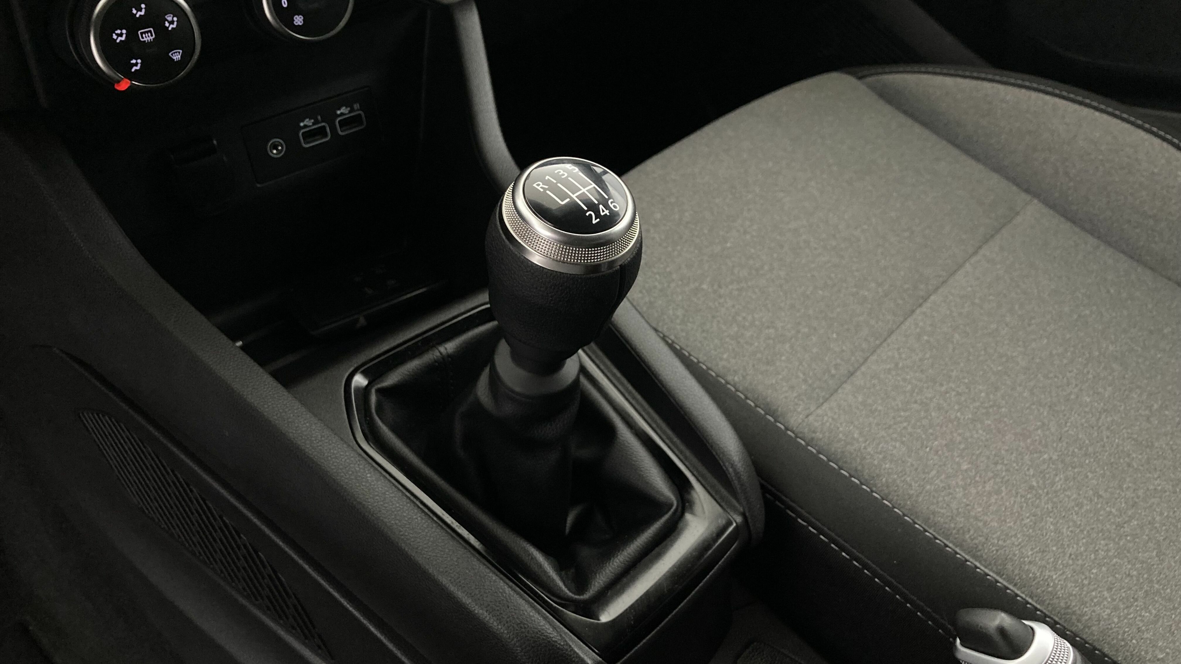 renault clio evolution 1.5 DCI 100 2025 negro brillante 19