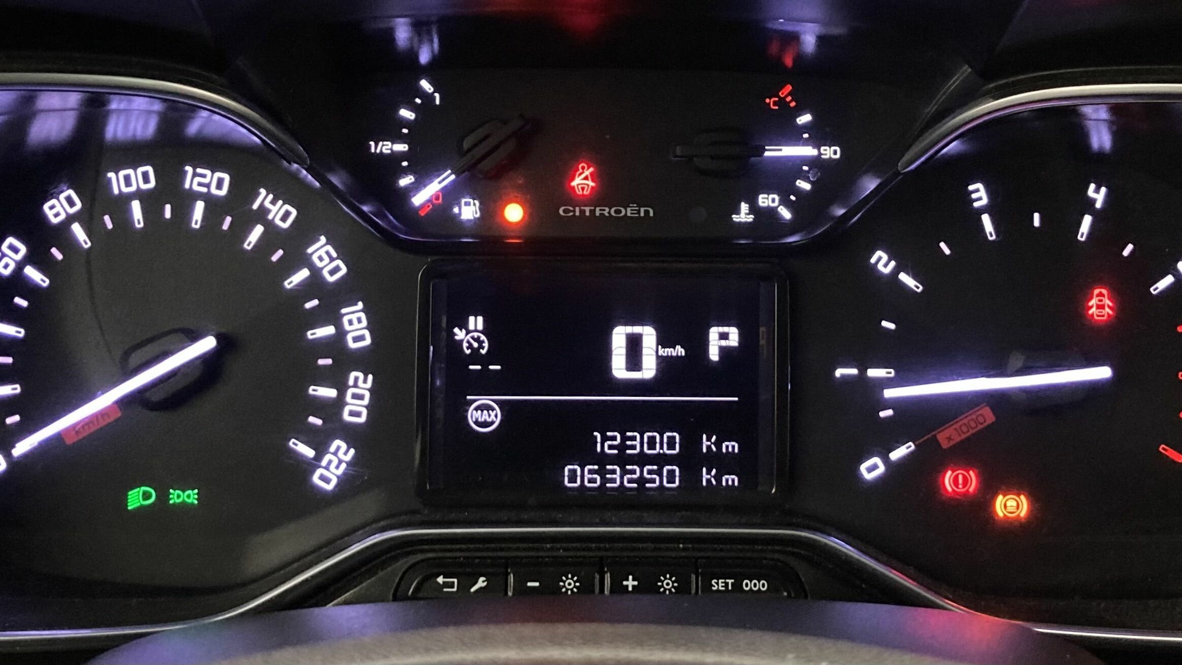 citroen c3 aircross shine pack 1.2 PURETECH 130 EAT 2023 gris acero / negro 17