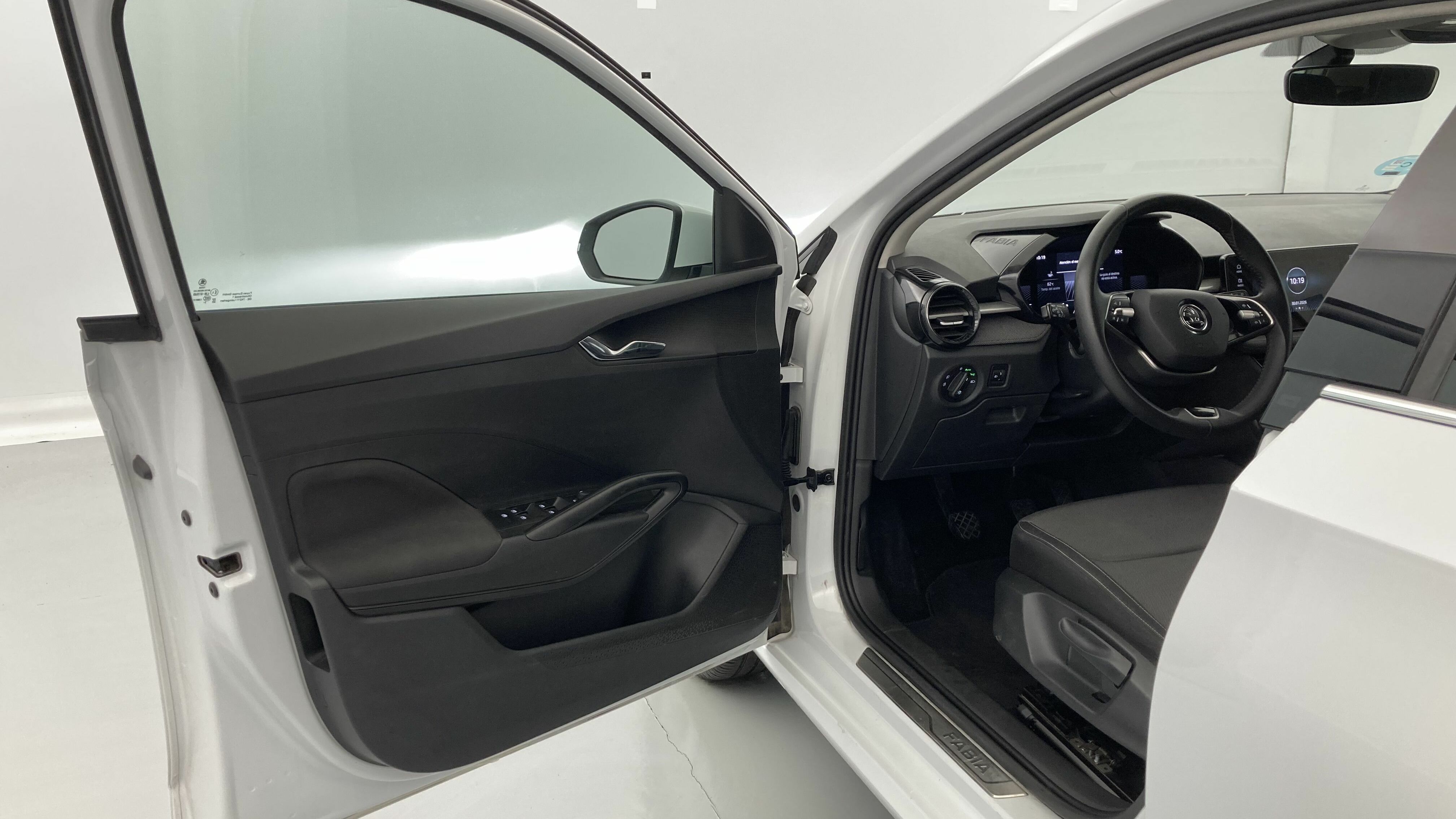 skoda fabia selection 1.0 MPI 80 2024 blanco glaciar 13