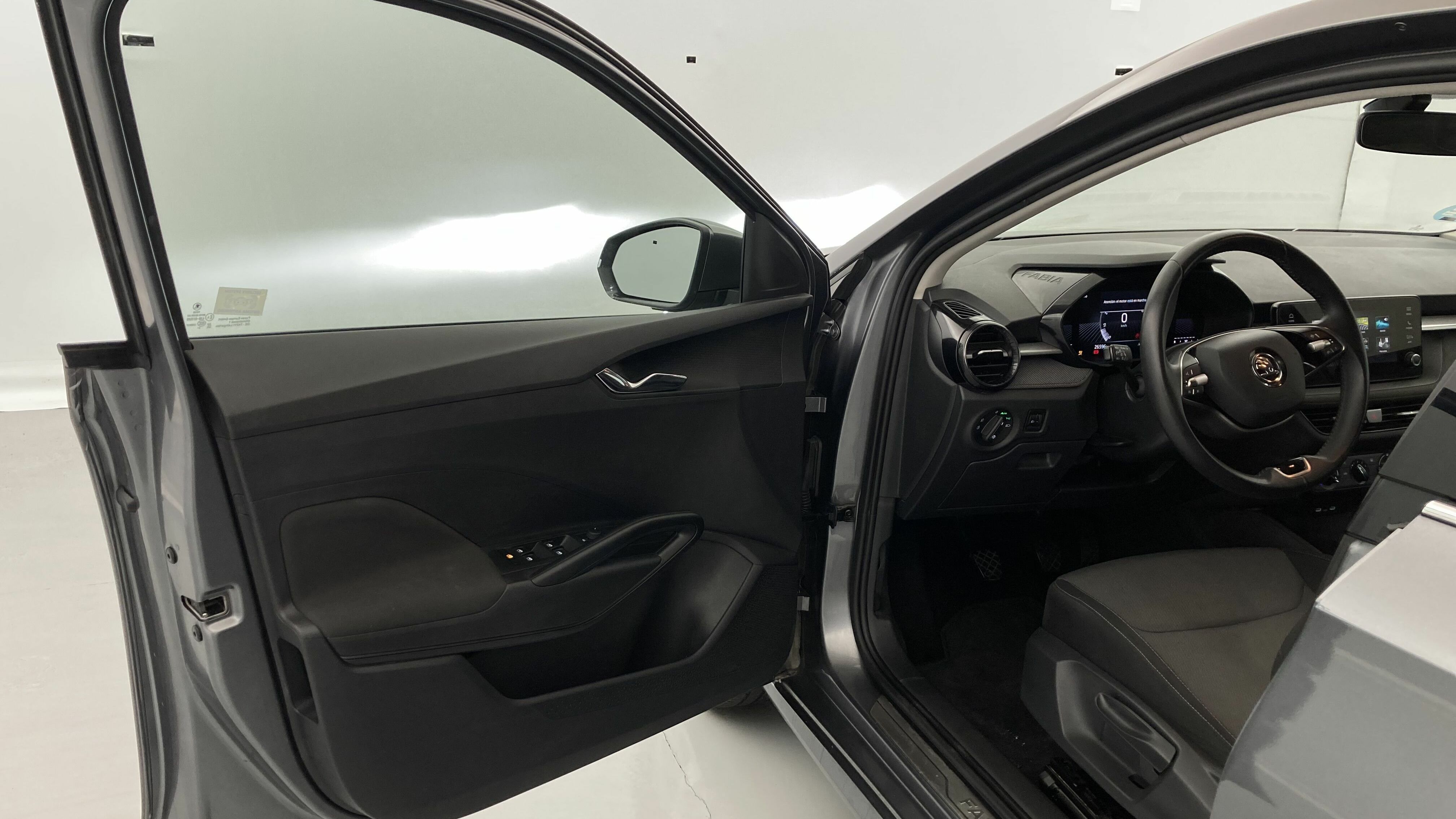 skoda fabia selection 1.0 MPI 80 2024 gris graphite 12