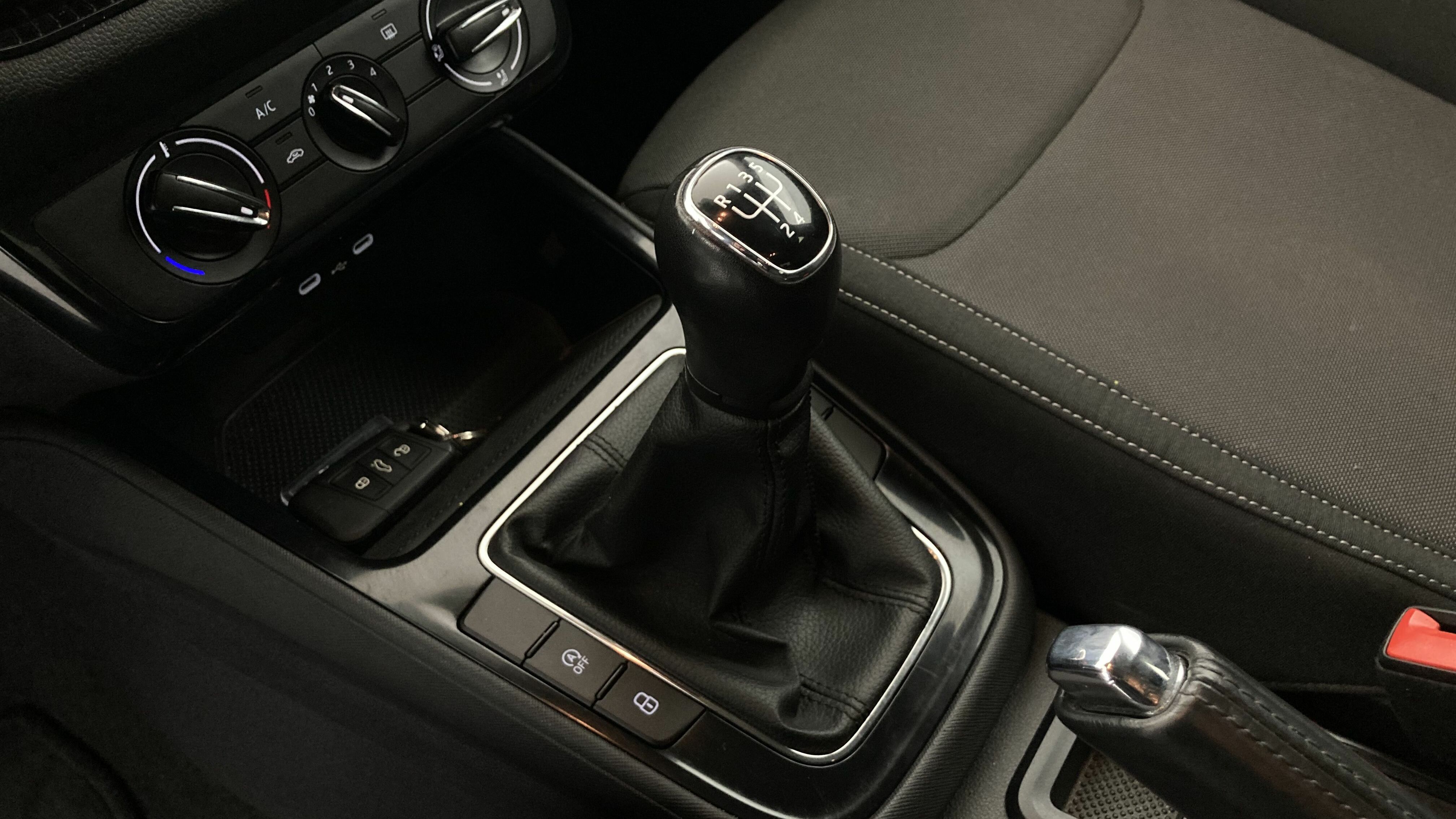 skoda fabia selection 1.0 MPI 80 2024 gris graphite 19