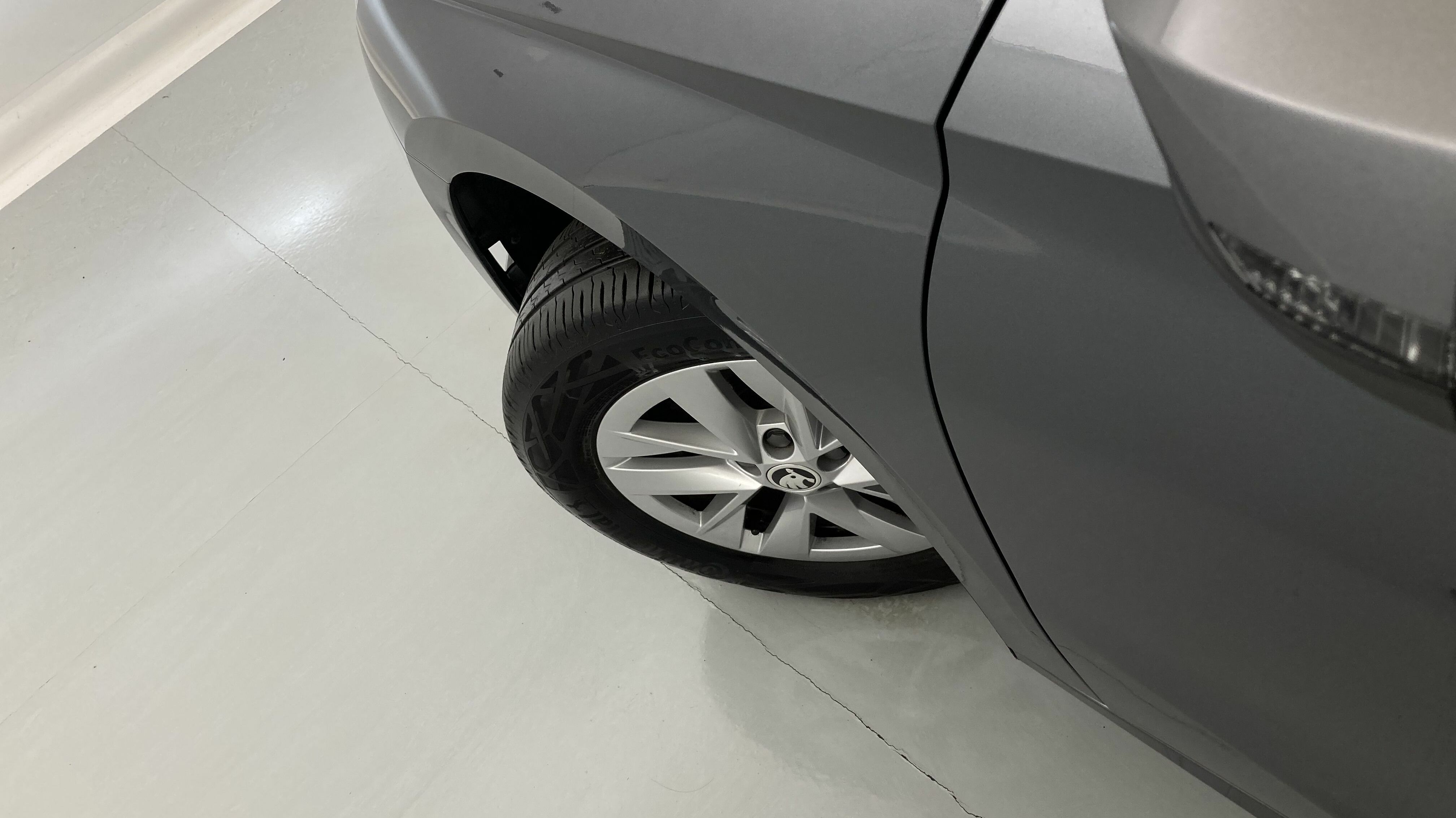 skoda fabia selection 1.0 MPI 80 2024 gris graphite 27