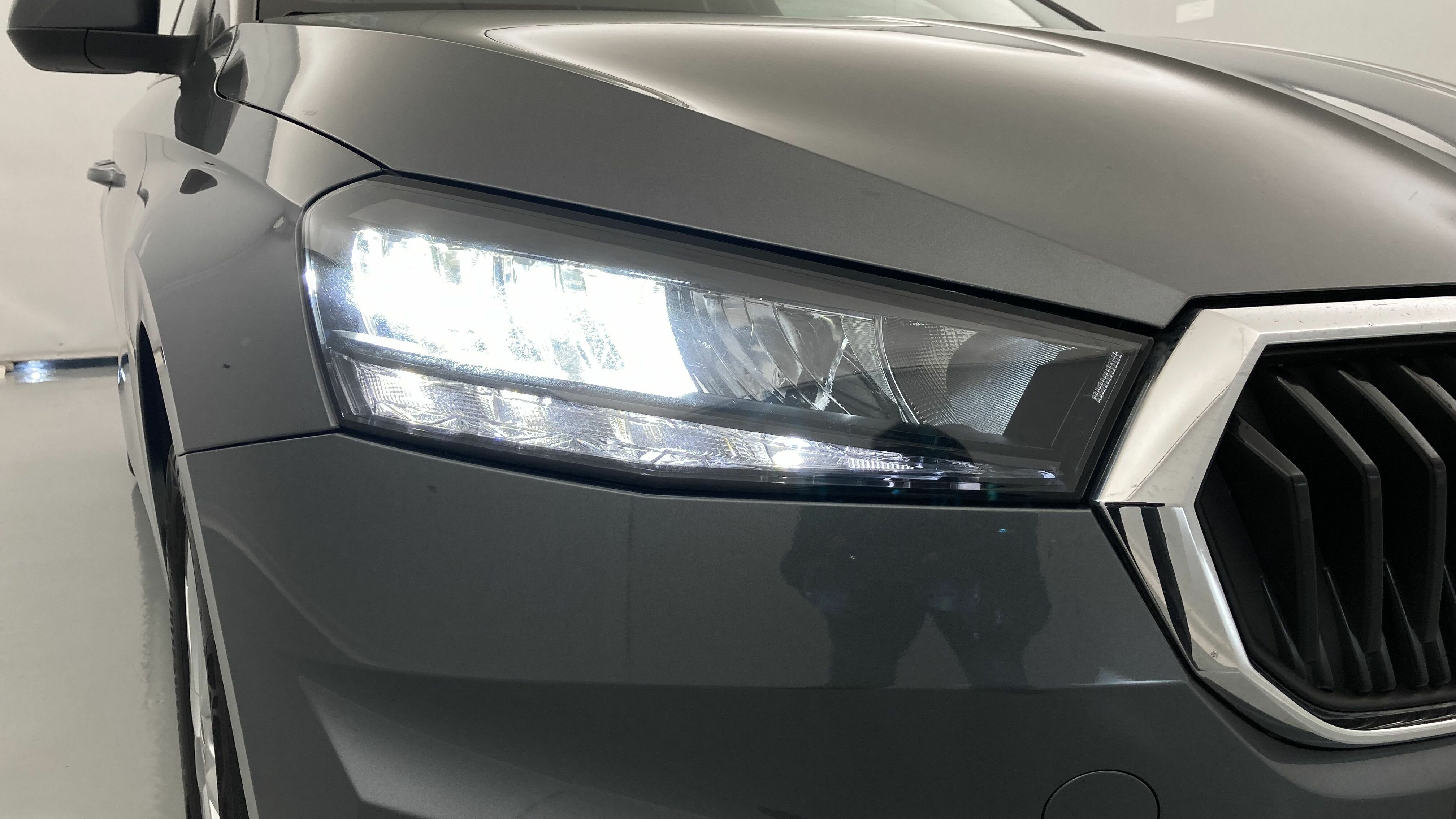 skoda fabia selection 1.0 MPI 80 2024 gris graphite 28