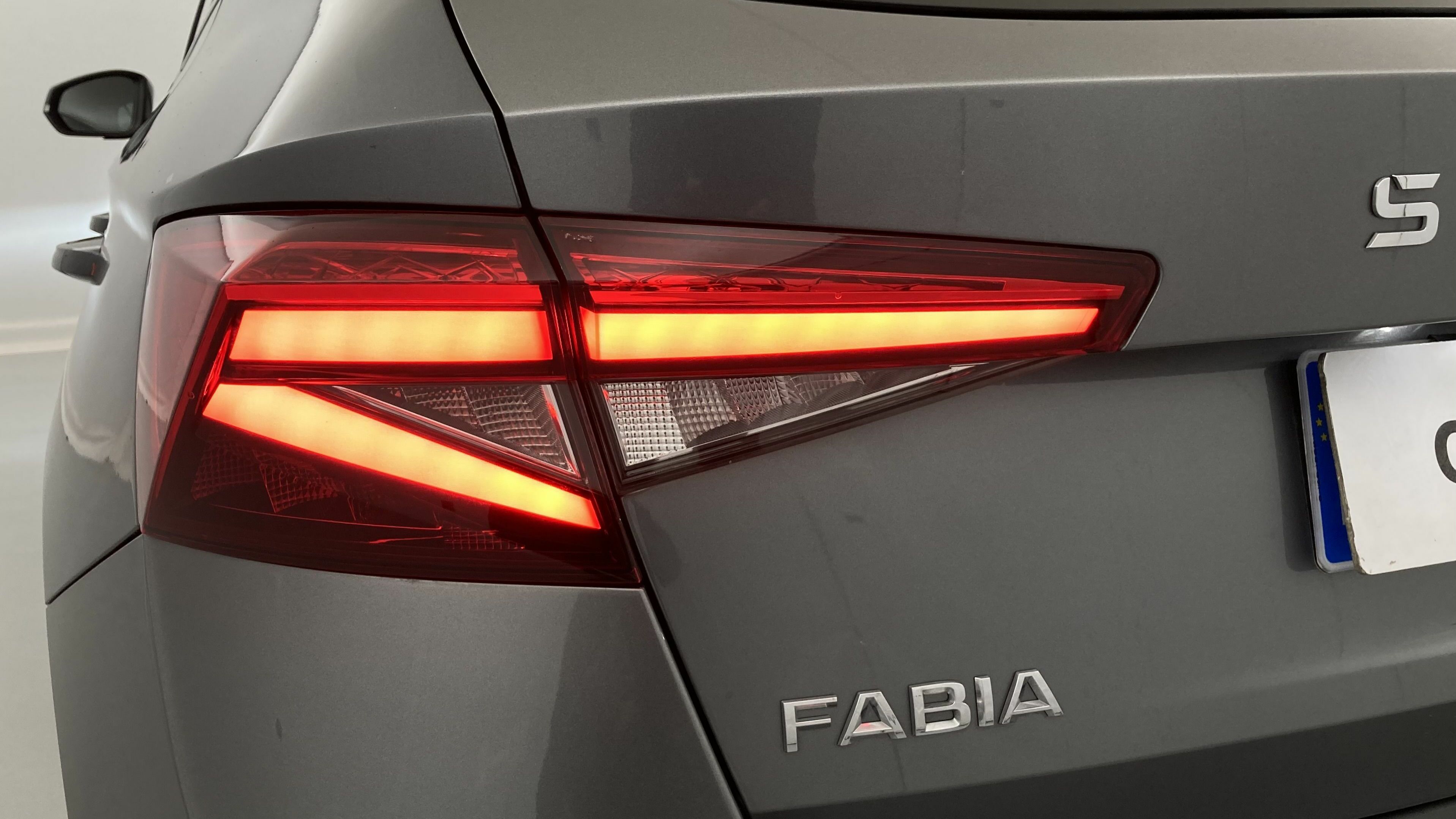 skoda fabia selection 1.0 MPI 80 2024 gris graphite 29