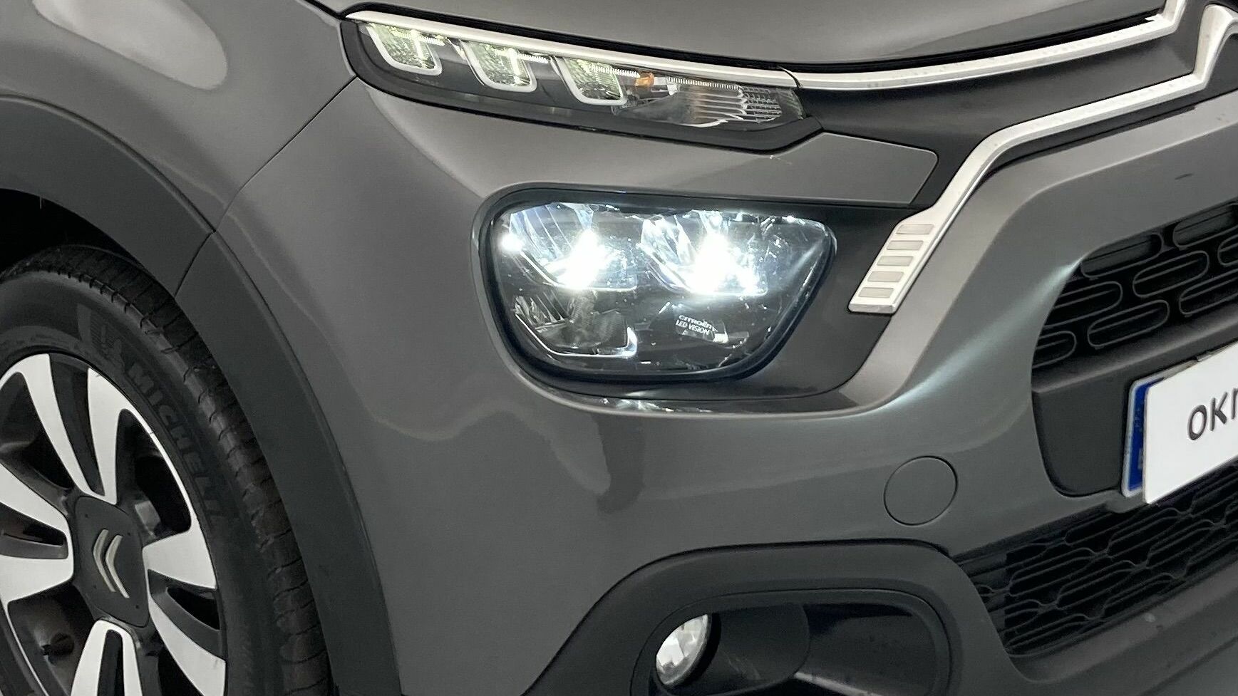 citroen c3 shine 1.2 PURETECH 110 EAT 2023 gris platino / negro 22