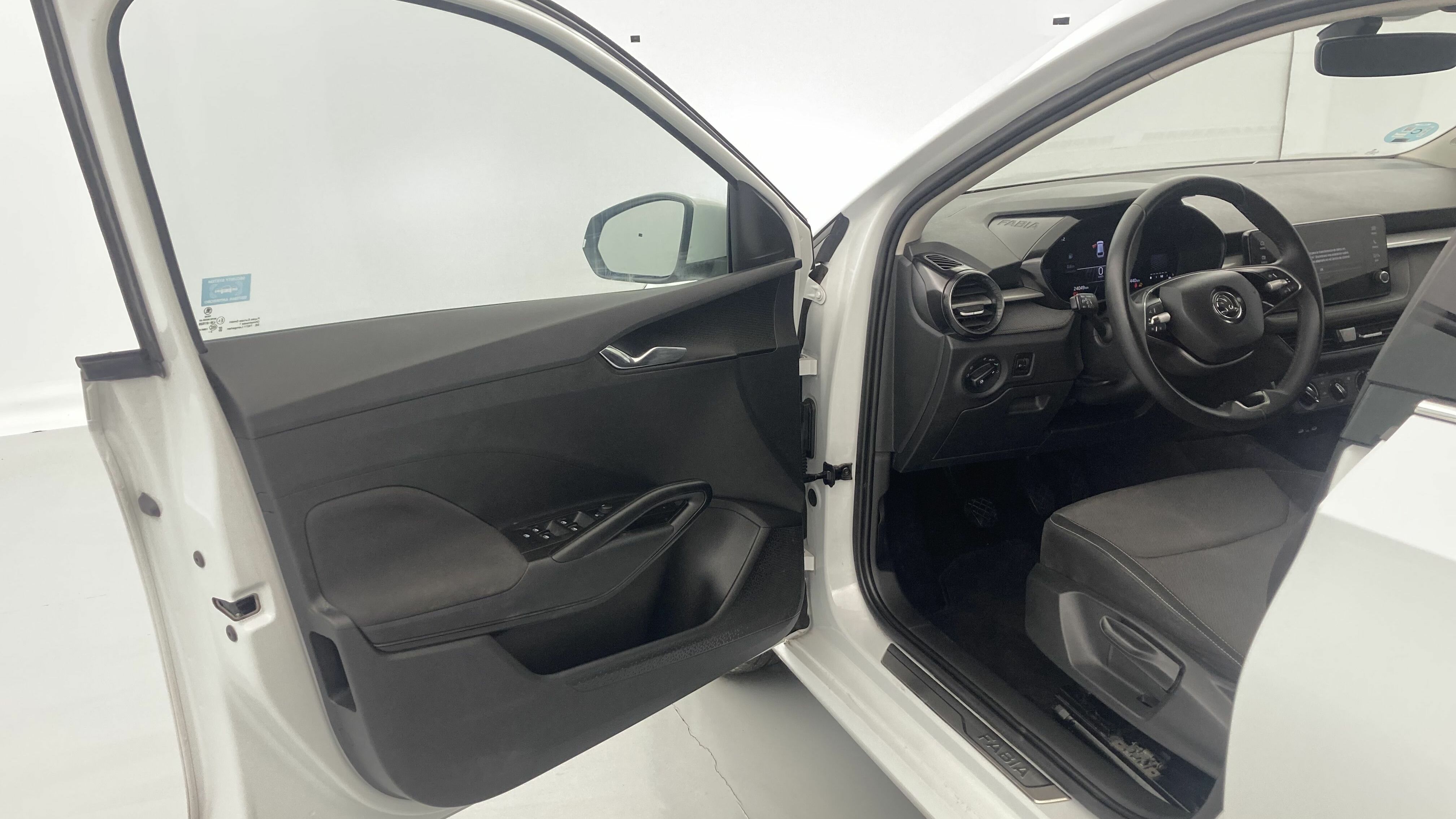 skoda fabia selection 1.0 MPI 80 2024 blanco glaciar 12