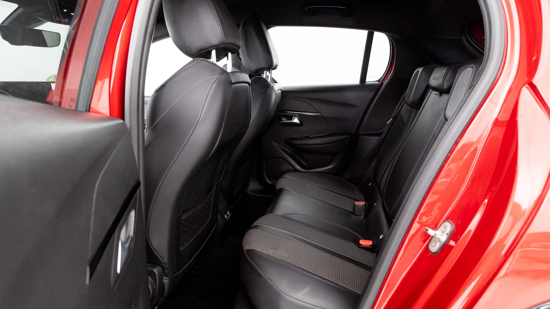 peugeot 208 gt 1.2 PURETECH 100 EAT 2023 rojo elixir 21