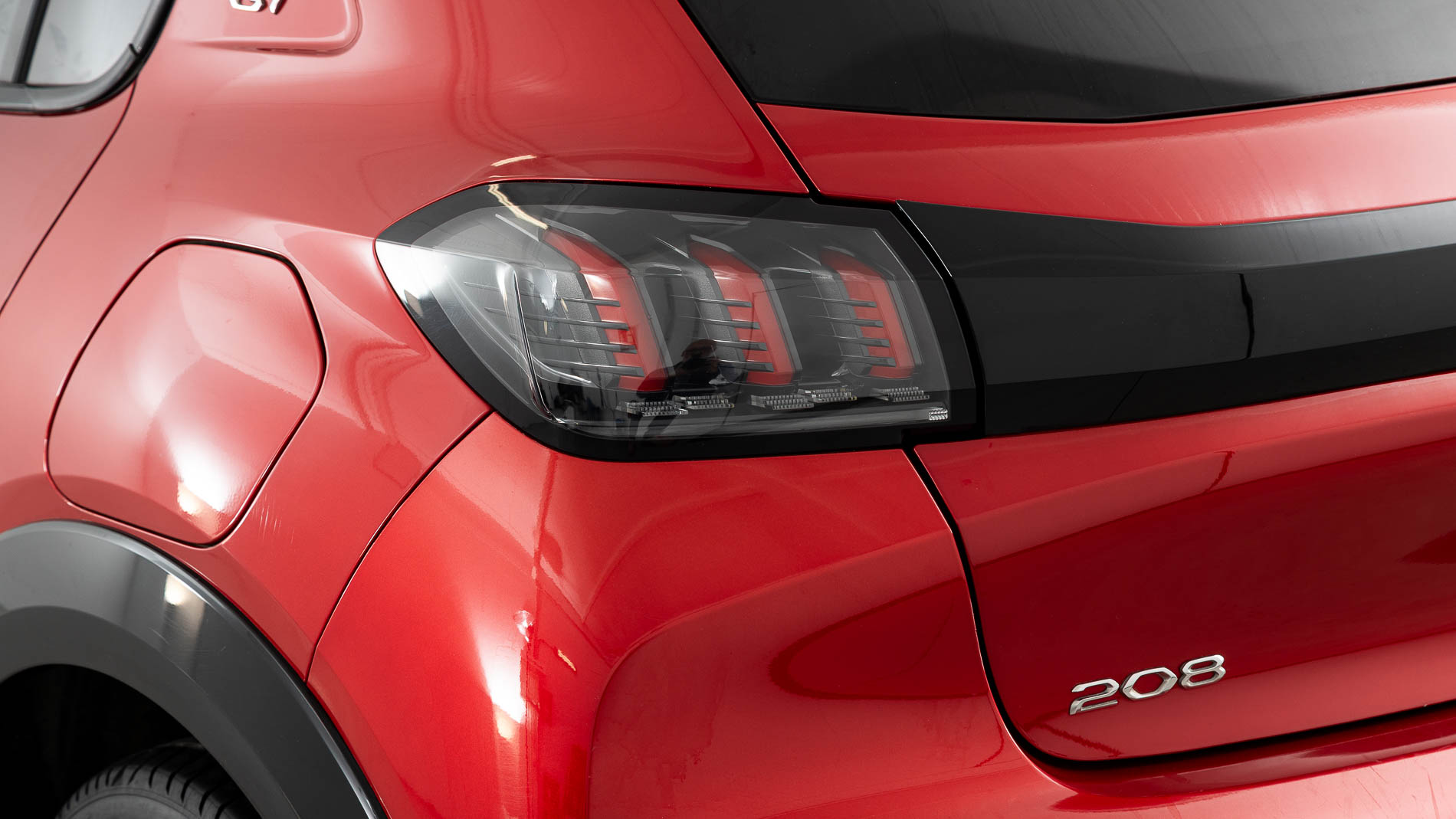 peugeot 208 gt 1.2 PURETECH 100 EAT 2023 rojo elixir 32