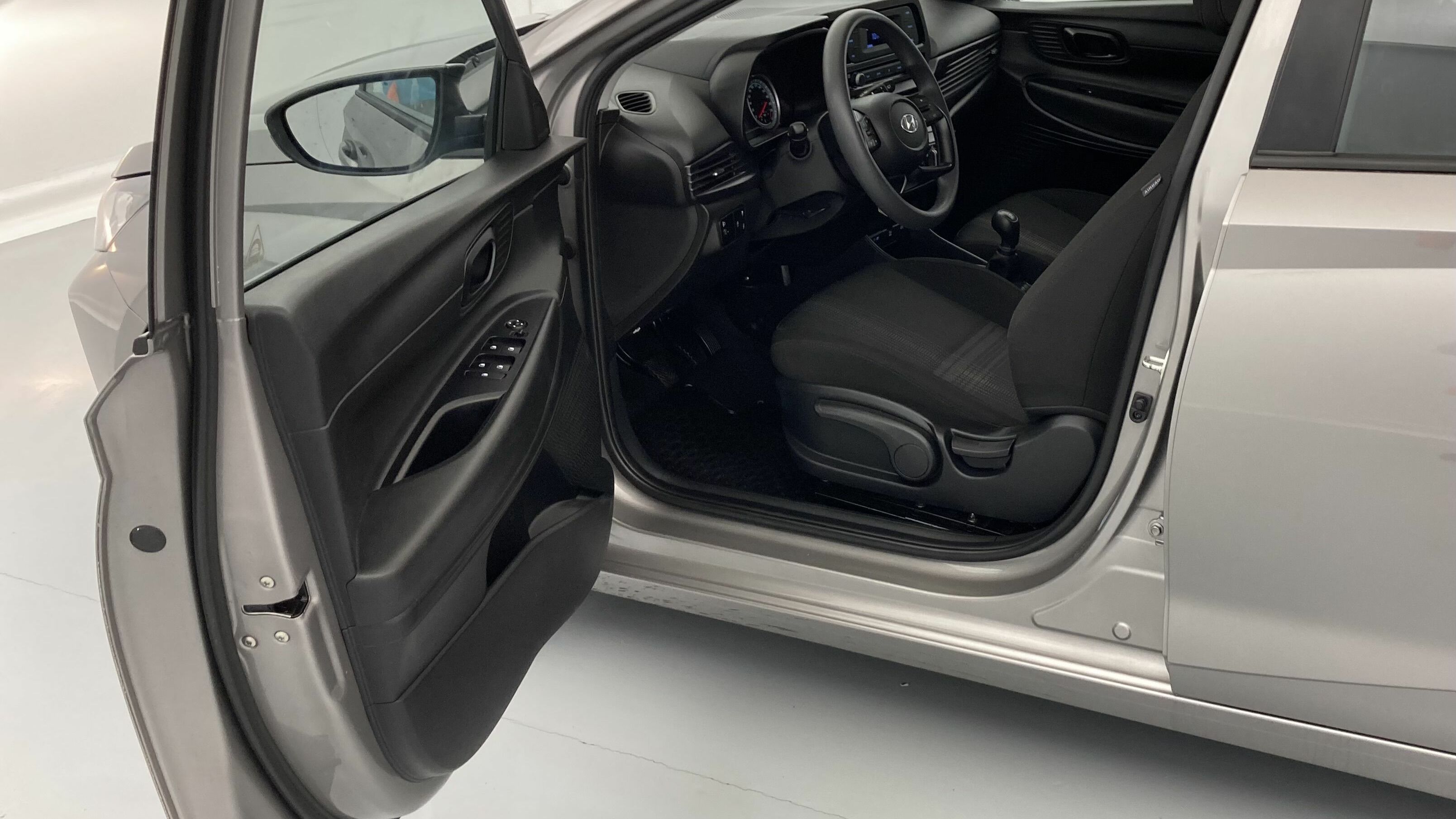 hyundai i20 classic plus 1.2 MPI 84 2022 sleek silver 14