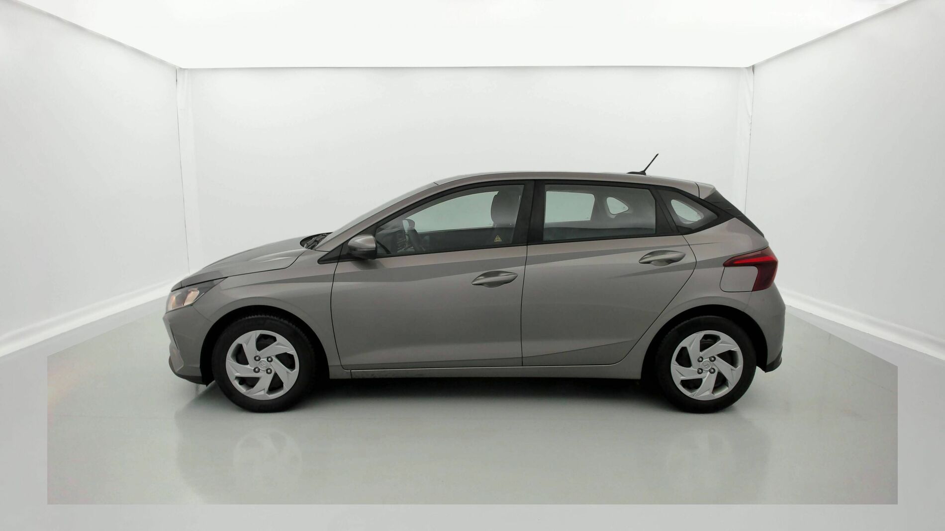 hyundai i20 classic plus 1.2 MPI 84 2022 sleek silver 8