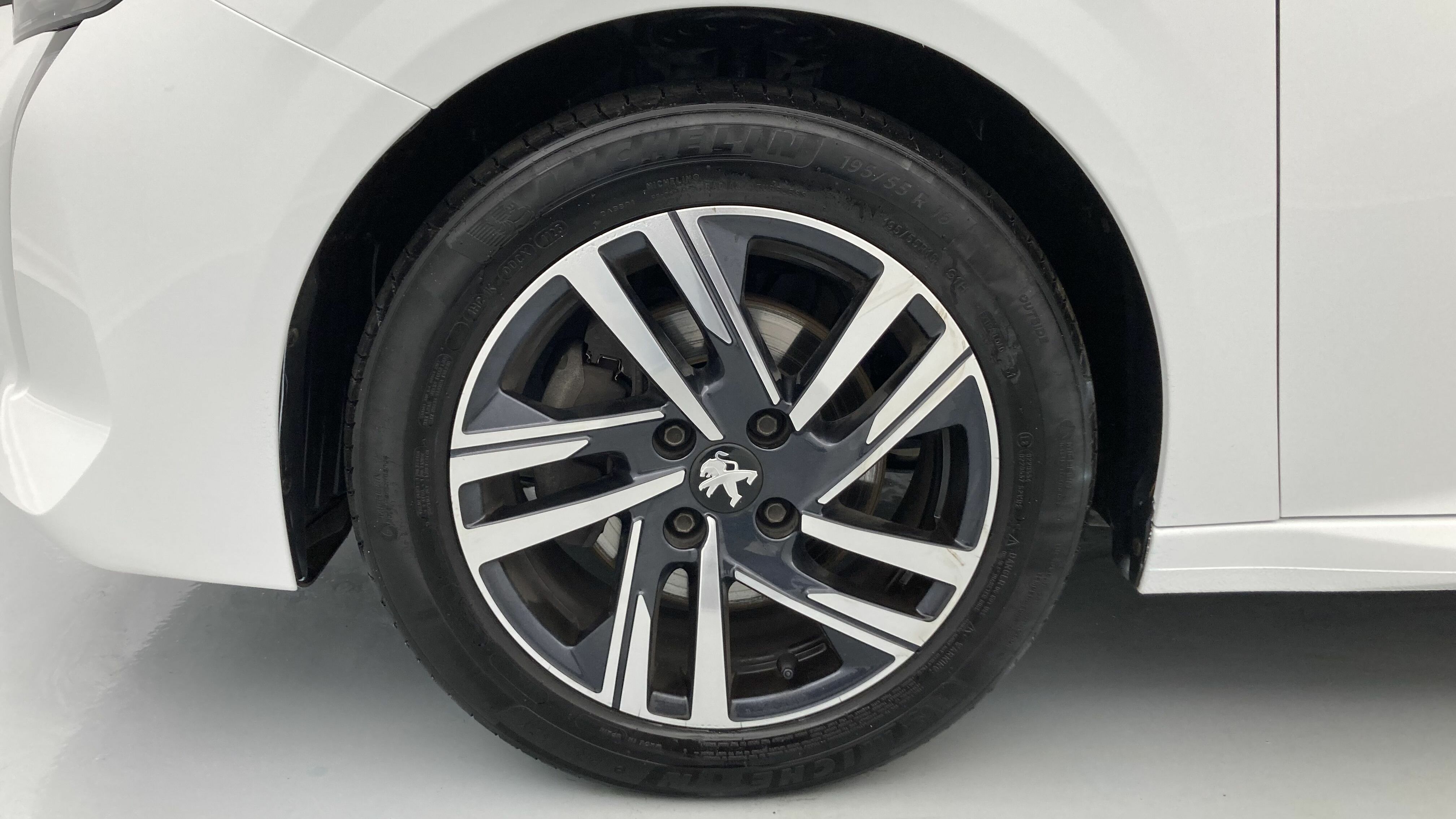 peugeot 208 allure 1.2 PURETECH 100 2024 blanco banquise 21