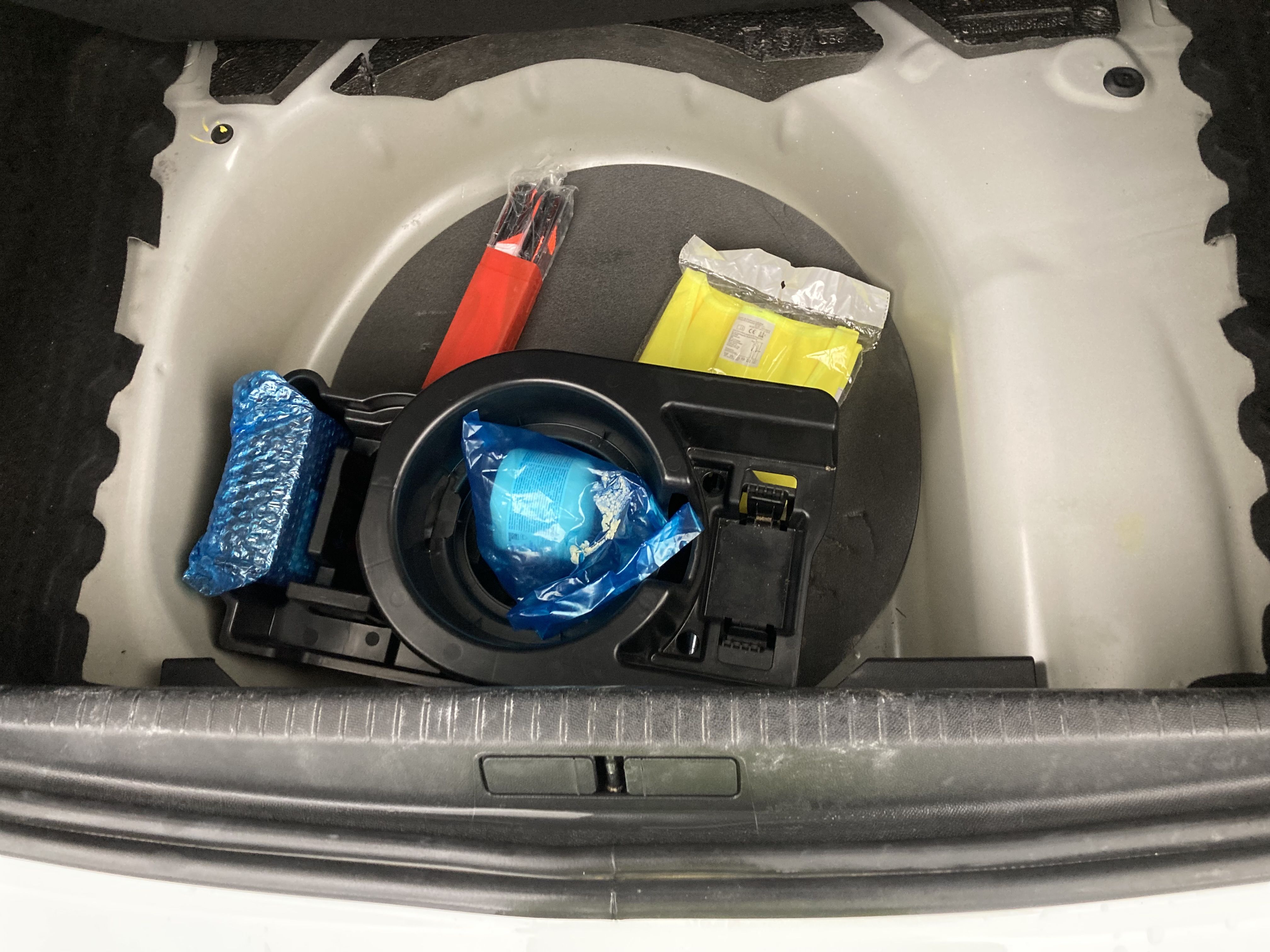 peugeot 208 allure 1.2 PURETECH 100 2024 blanco banquise 24