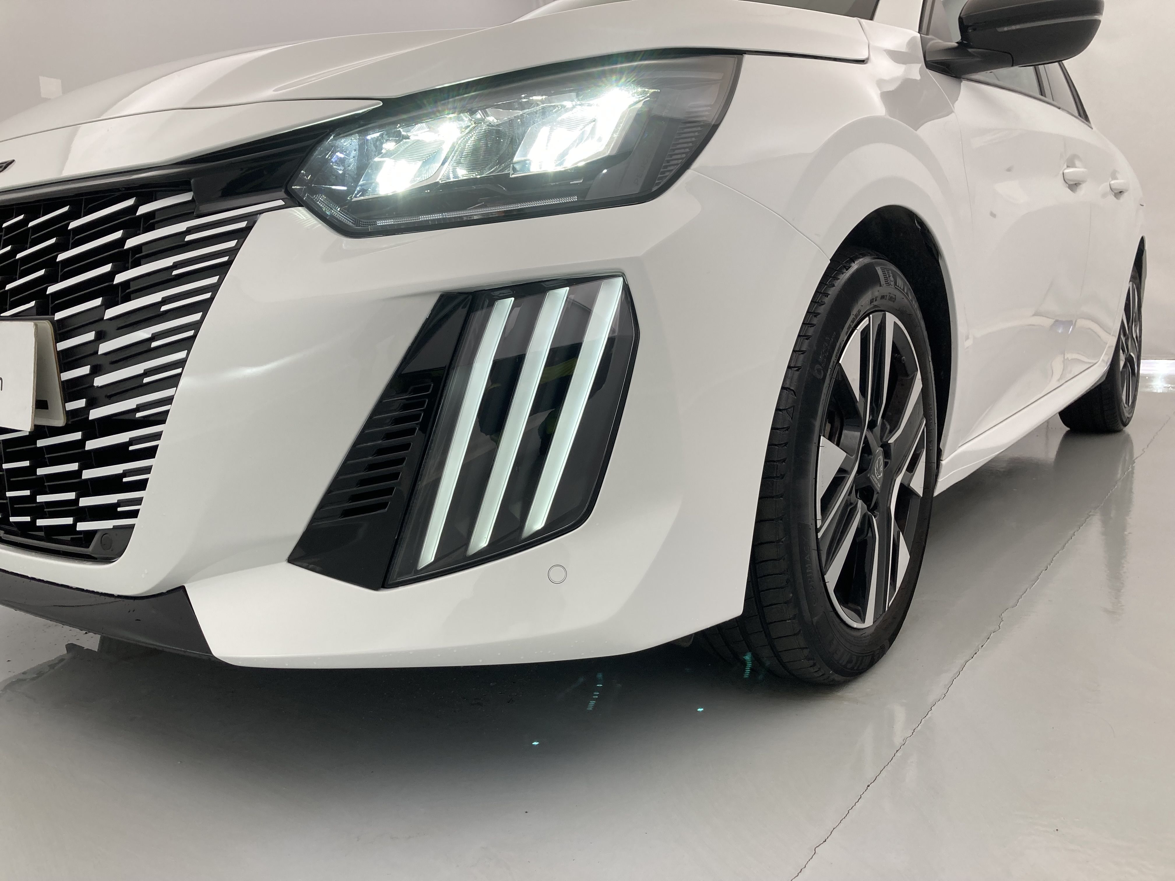 peugeot 208 allure 1.2 PURETECH 100 2024 blanco banquise 26