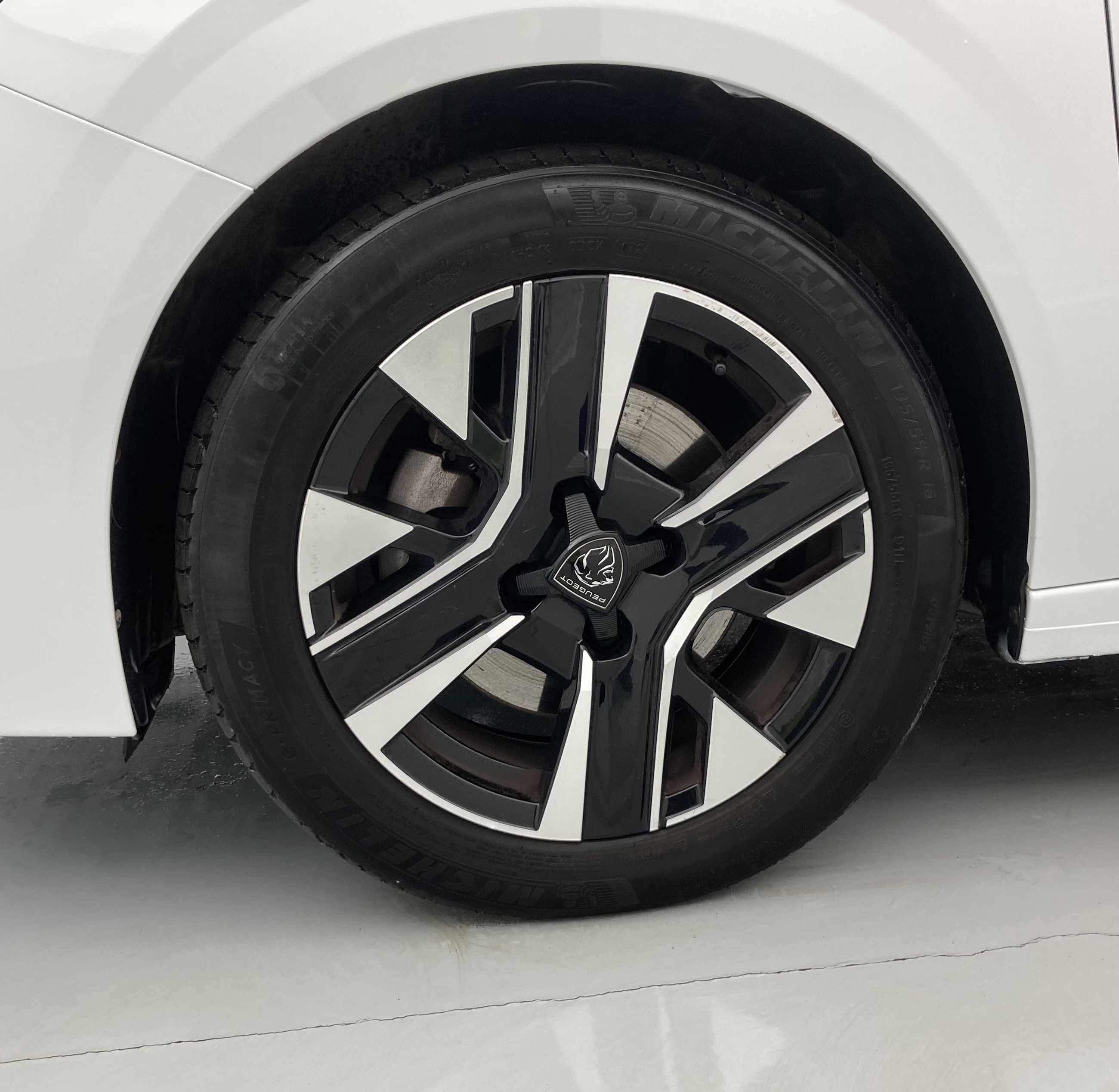 peugeot 208 allure 1.2 PURETECH 100 2024 blanco banquise 27