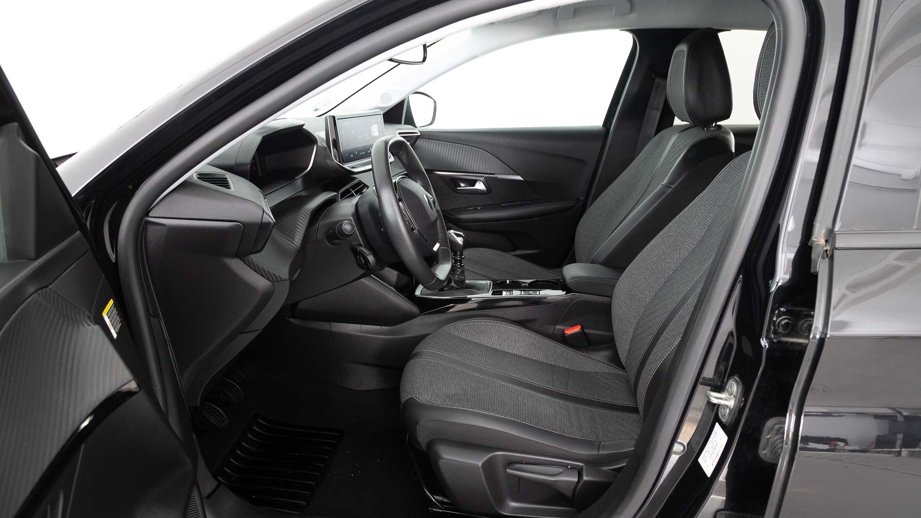 peugeot 208 allure 1.2 PURETECH 100 2024 negro perla nera 18