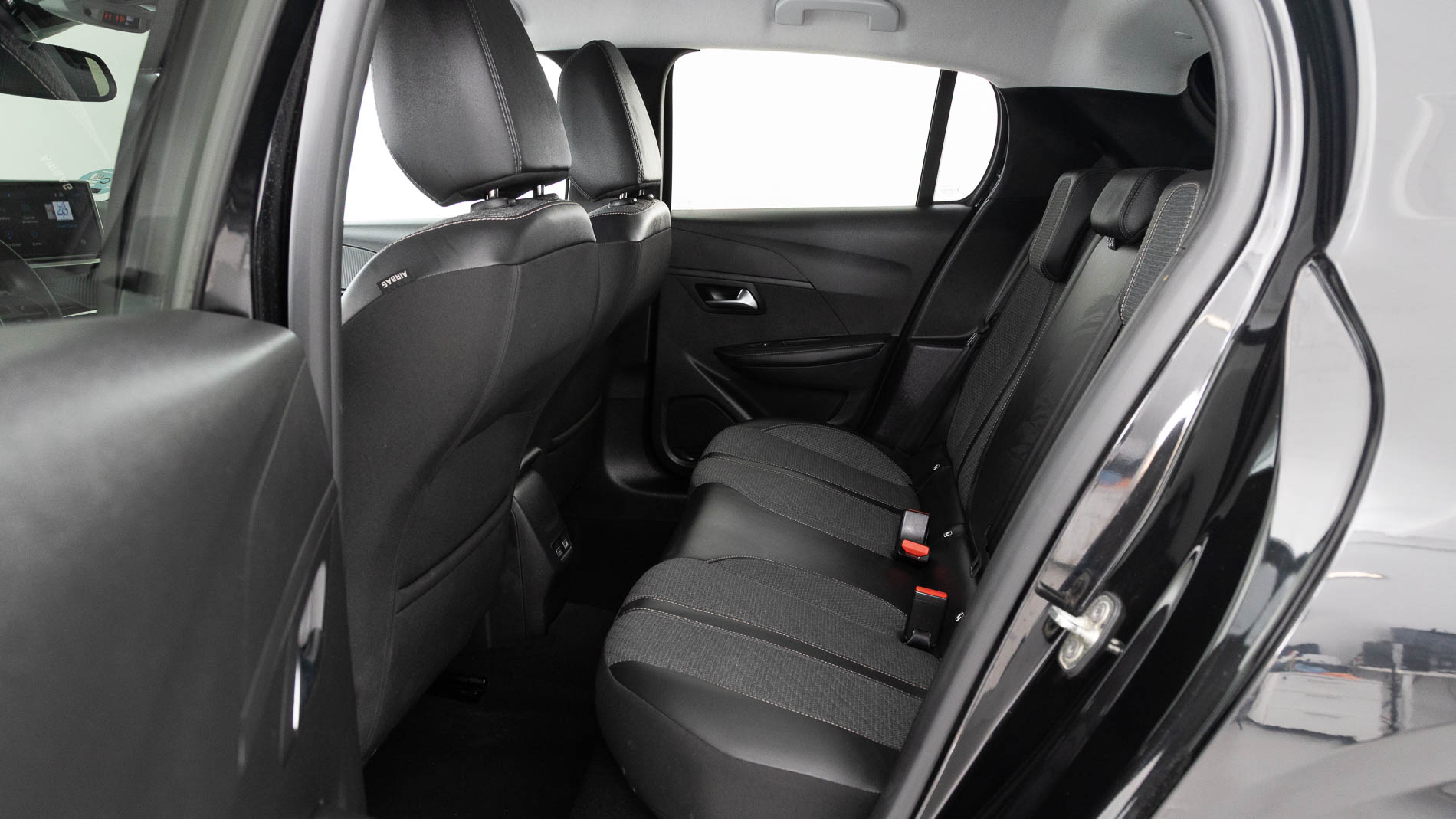 peugeot 208 allure 1.2 PURETECH 100 2024 negro perla nera 19