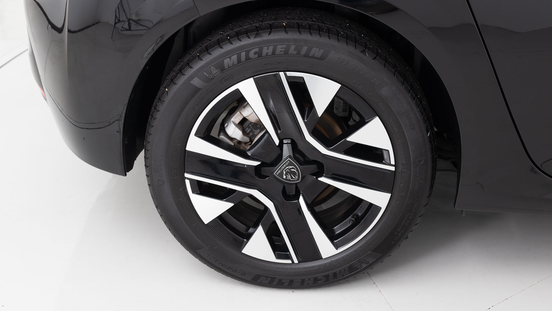 peugeot 208 allure 1.2 PURETECH 100 2024 negro perla nera 25