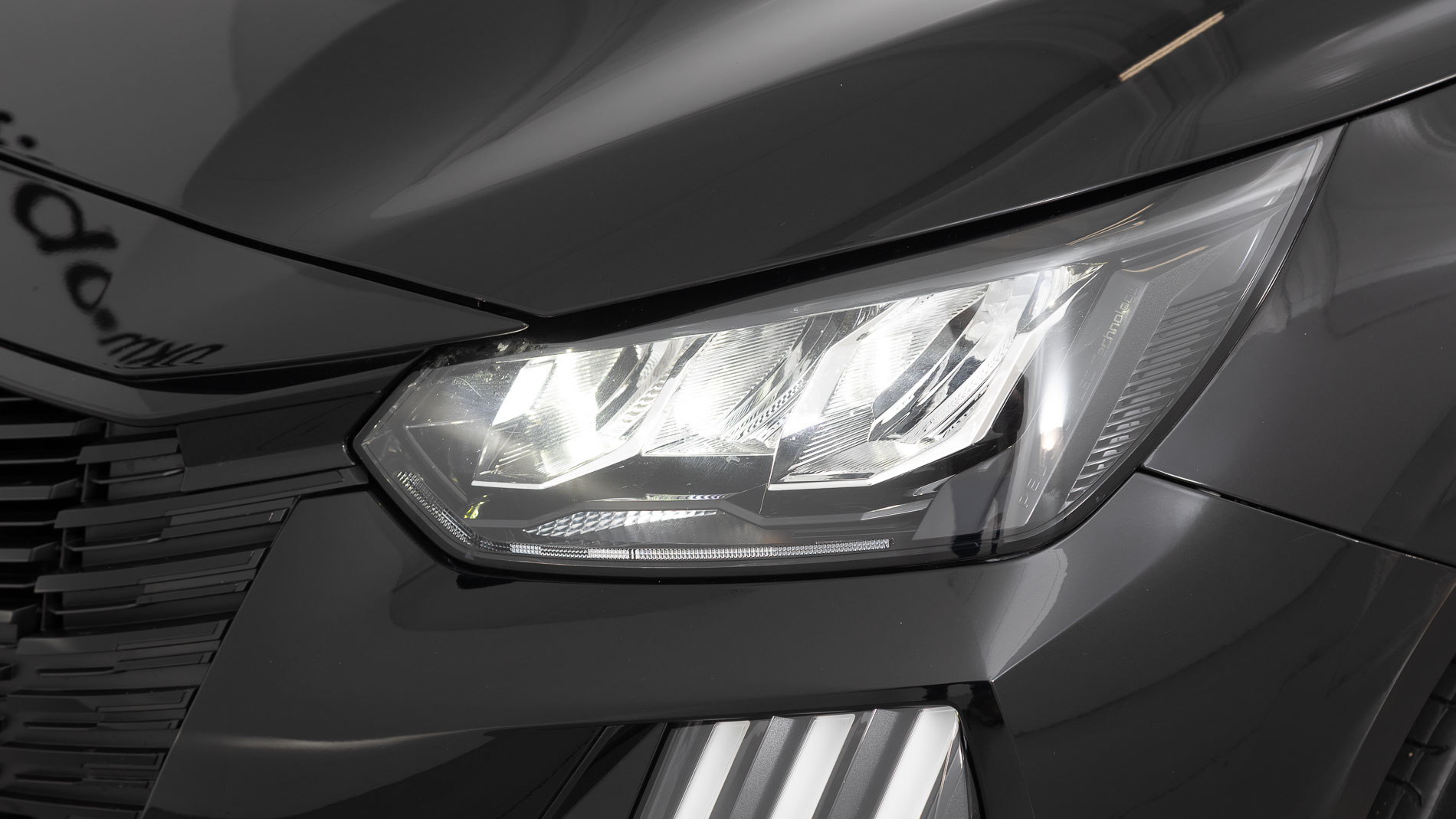 peugeot 208 allure 1.2 PURETECH 100 2024 negro perla nera 28