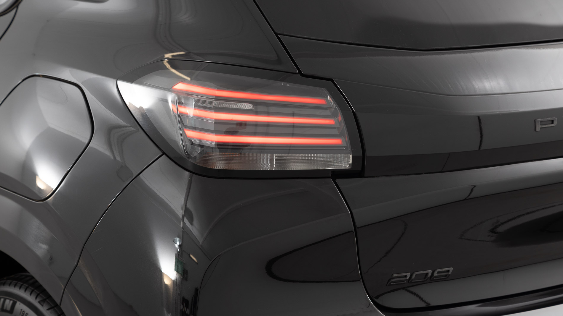 peugeot 208 allure 1.2 PURETECH 100 2024 negro perla nera 29