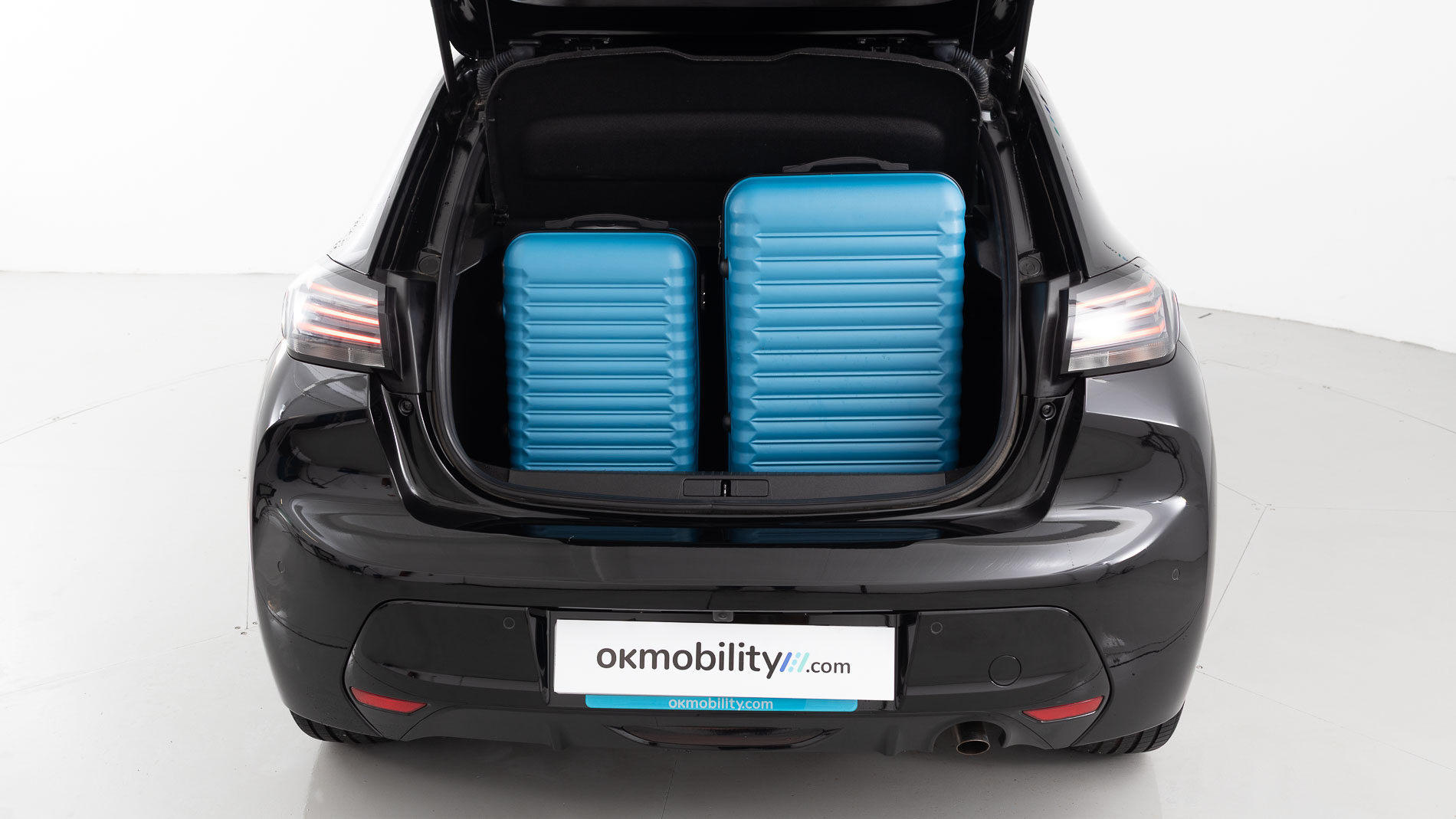 peugeot 208 allure 1.2 PURETECH 100 2024 negro perla nera 30