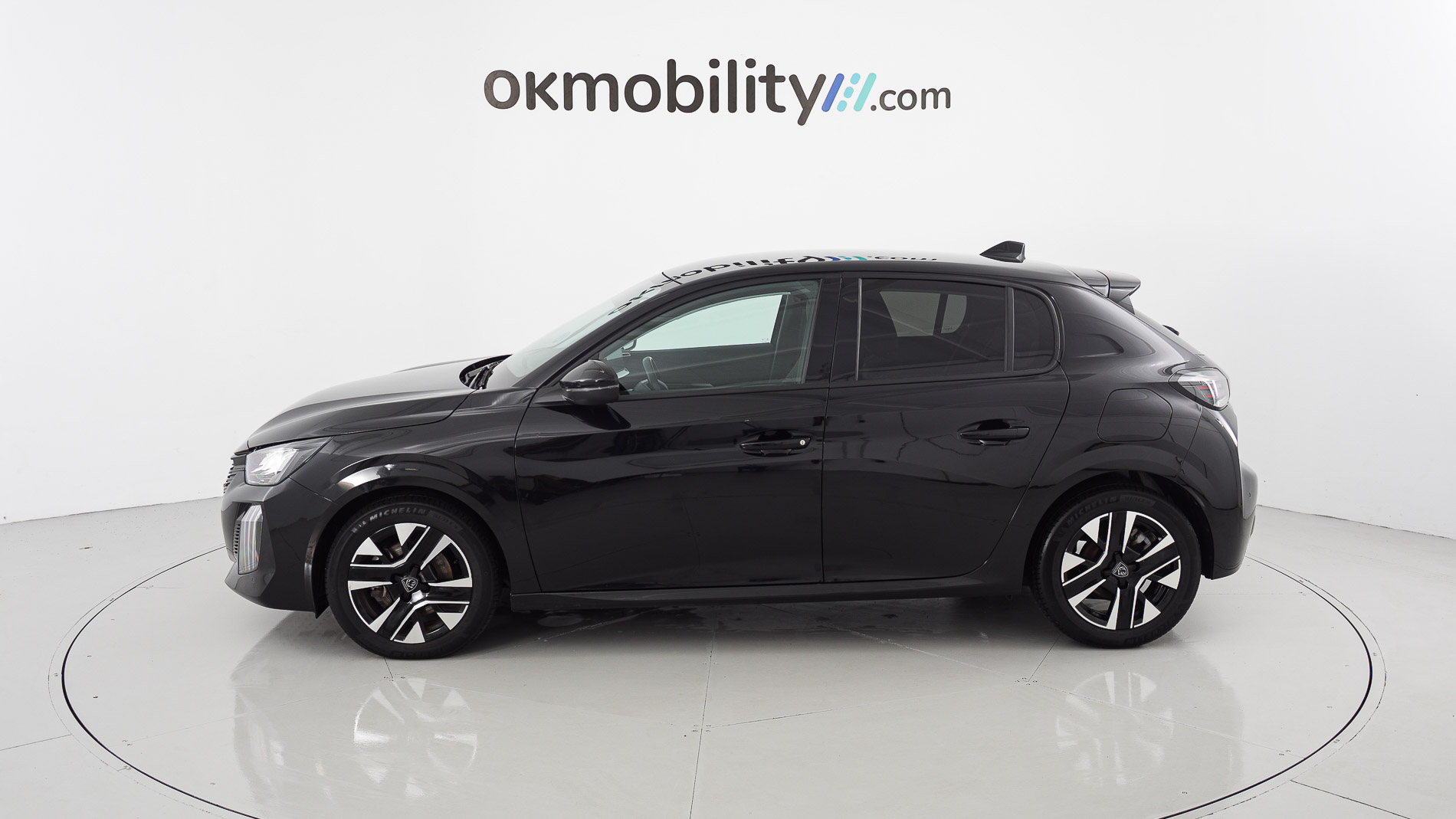 peugeot 208 allure 1.2 PURETECH 100 2024 negro perla nera 7