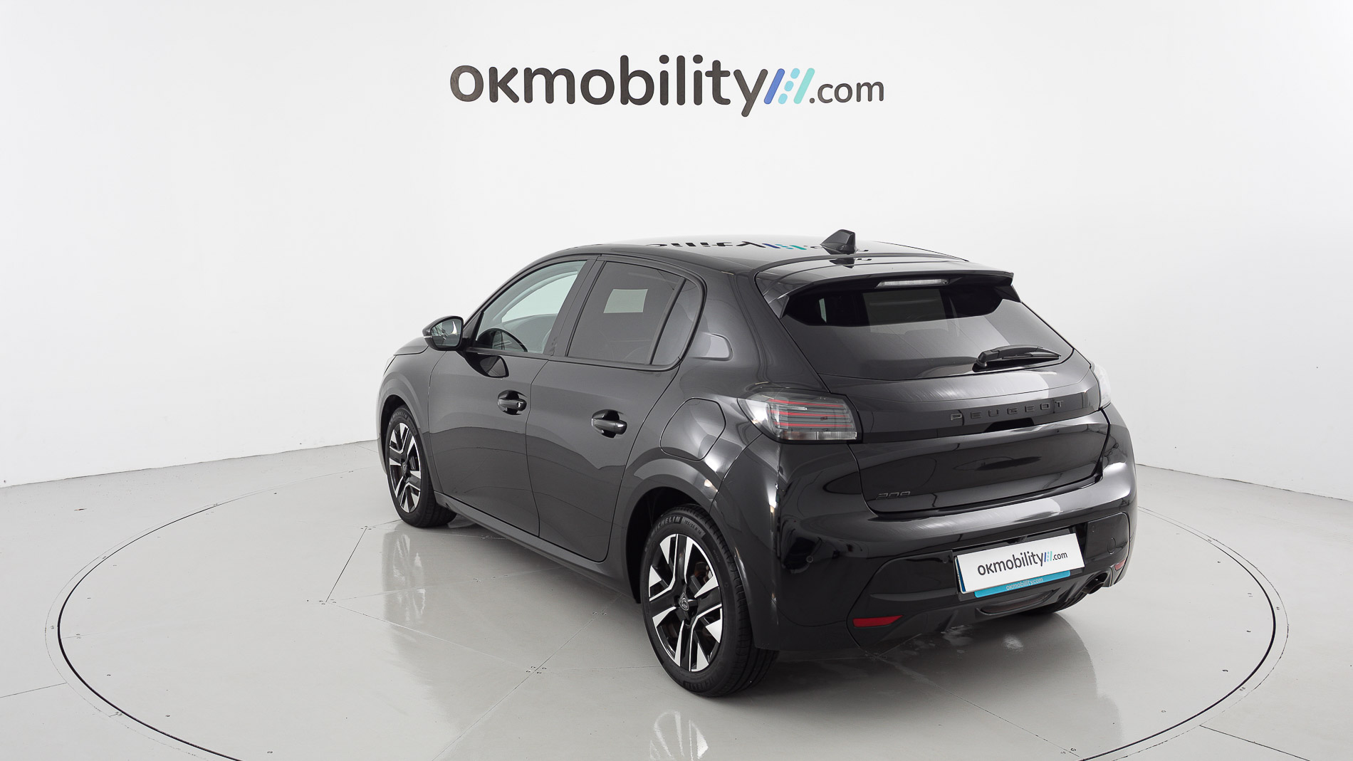 peugeot 208 allure 1.2 PURETECH 100 2024 negro perla nera 9