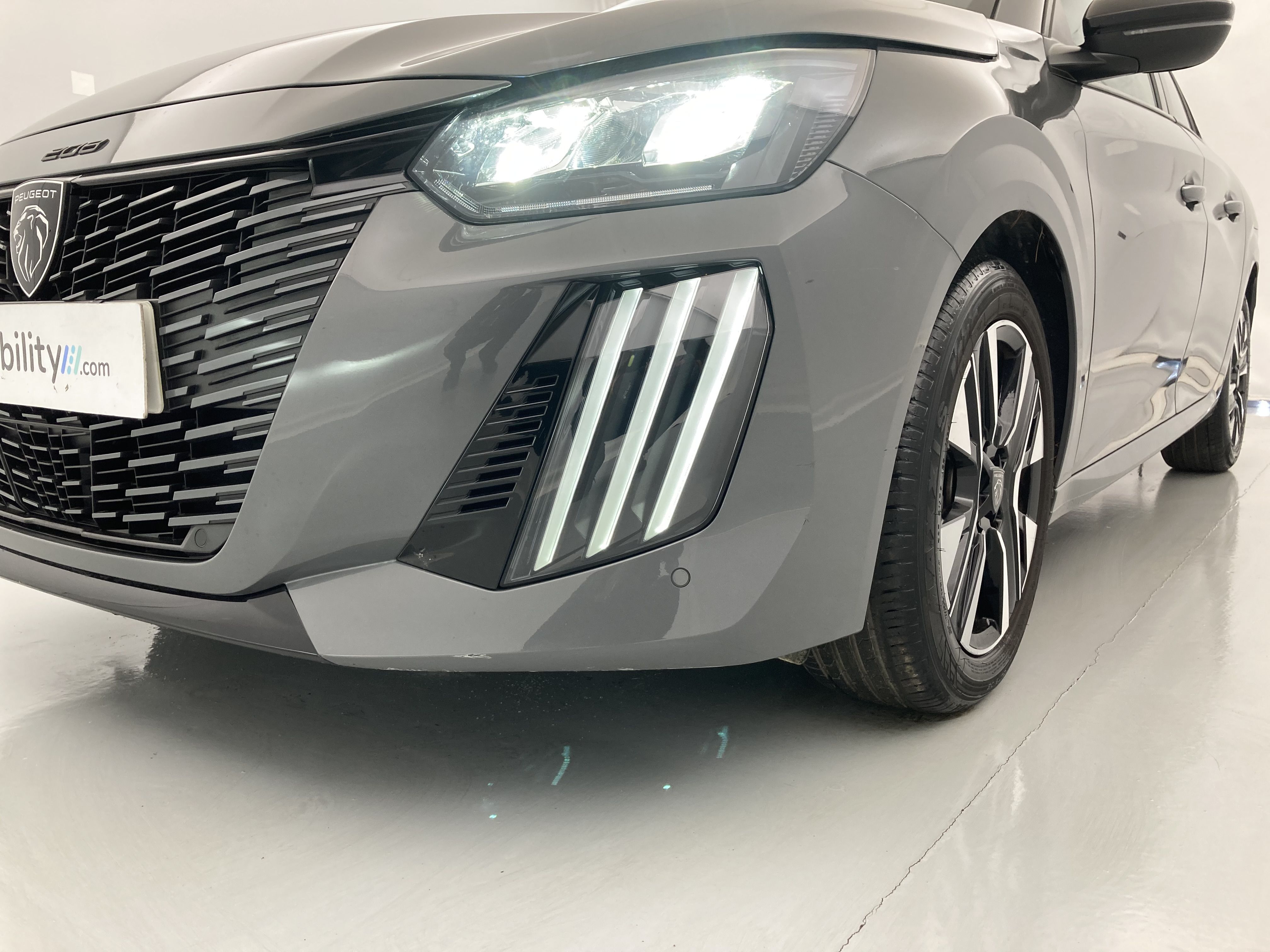 peugeot 208 allure 1.2 PURETECH 100 2024 gris selenium 27
