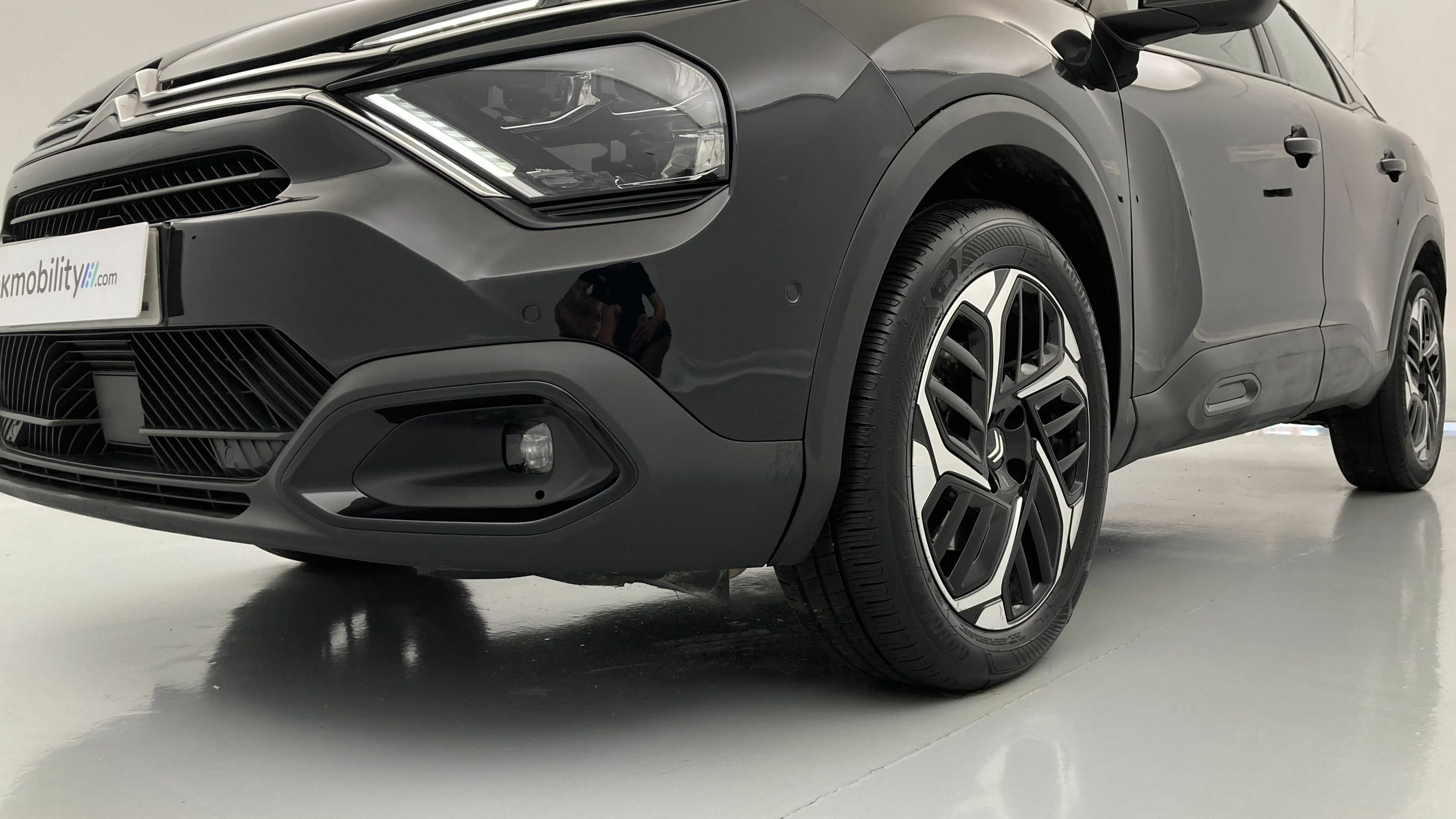 citroen c4 shine 1.2 PURETECH 130 EAT 2023 negro perla nera 26