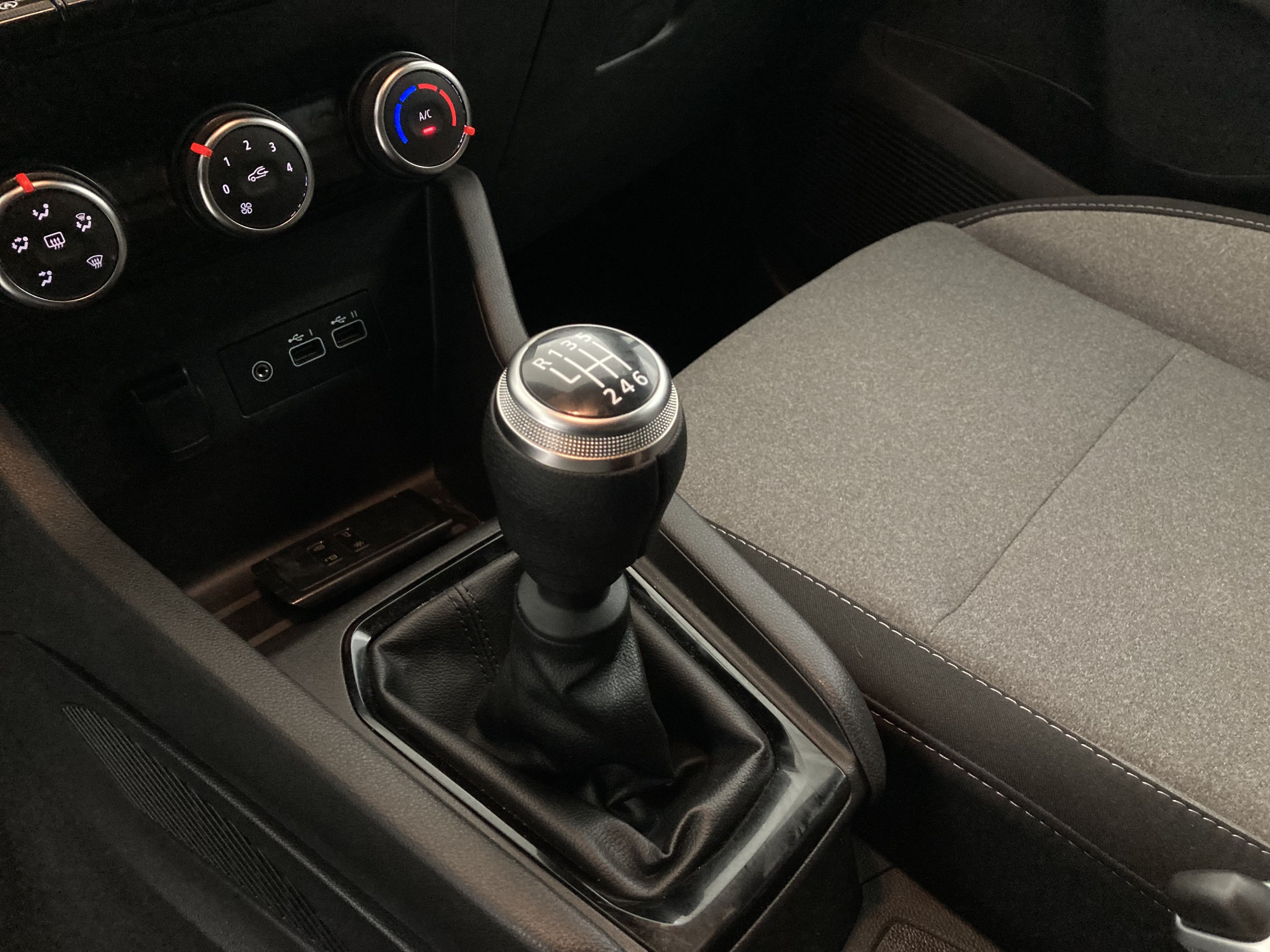 renault clio evolution 1.5 DCI 100 2025 negro brillante 12