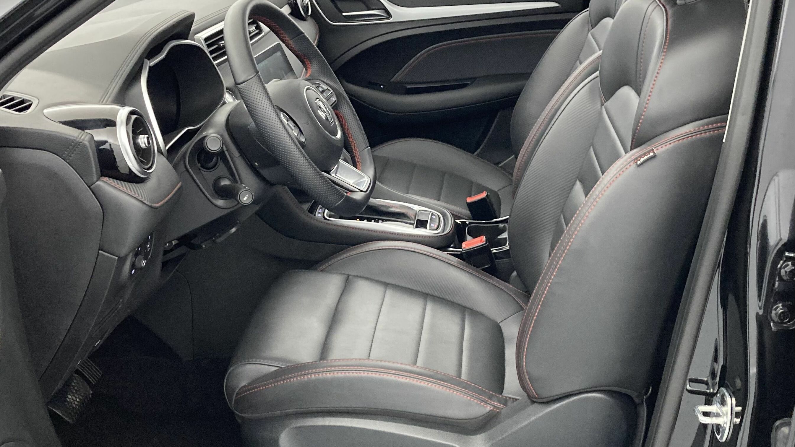 mg zs luxury 1.0 T-GDI 110 AT 2024 pebble black 14