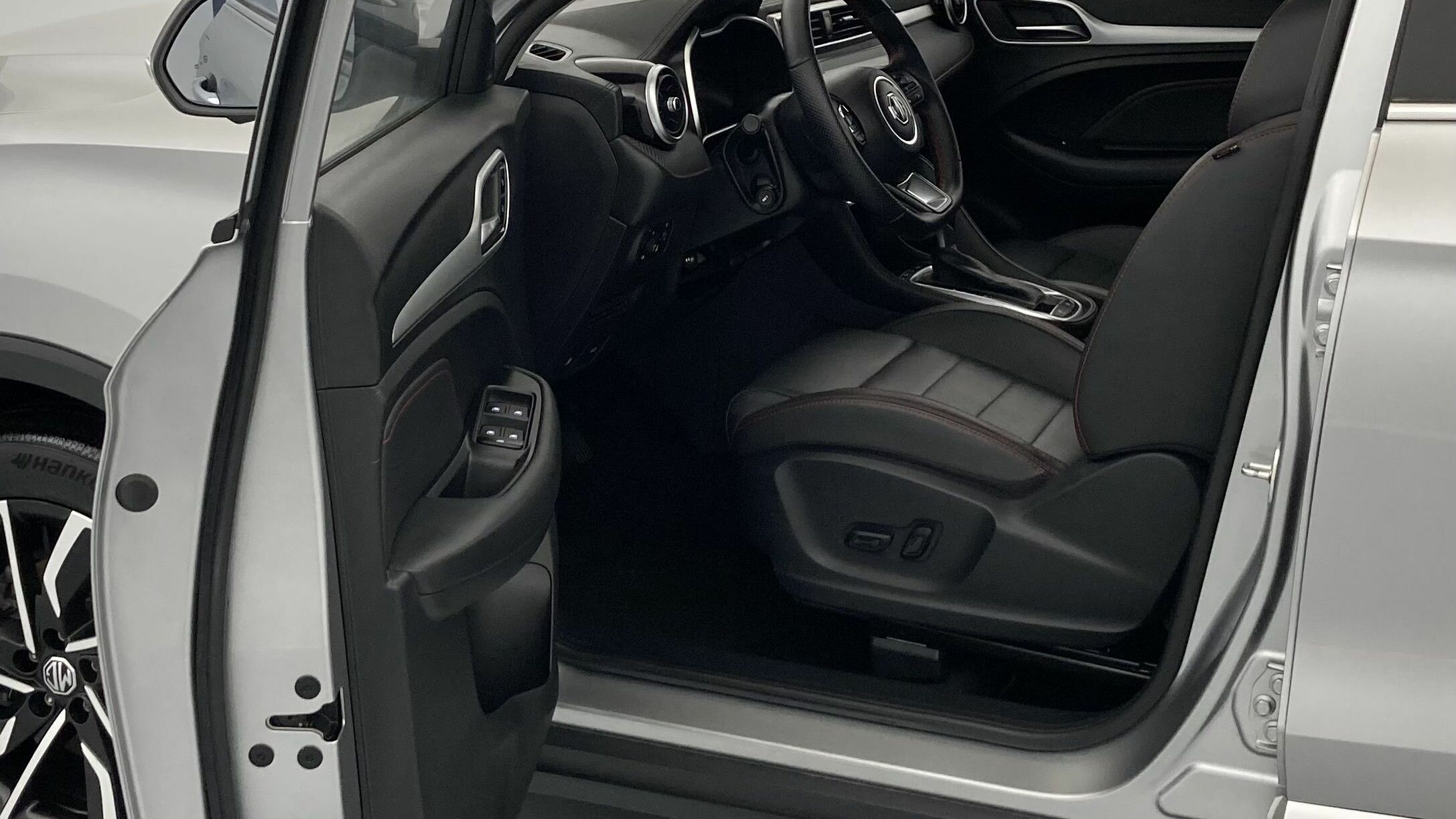 mg zs luxury 1.0 T-GDI 110 AT 2024 cosmic silver 13