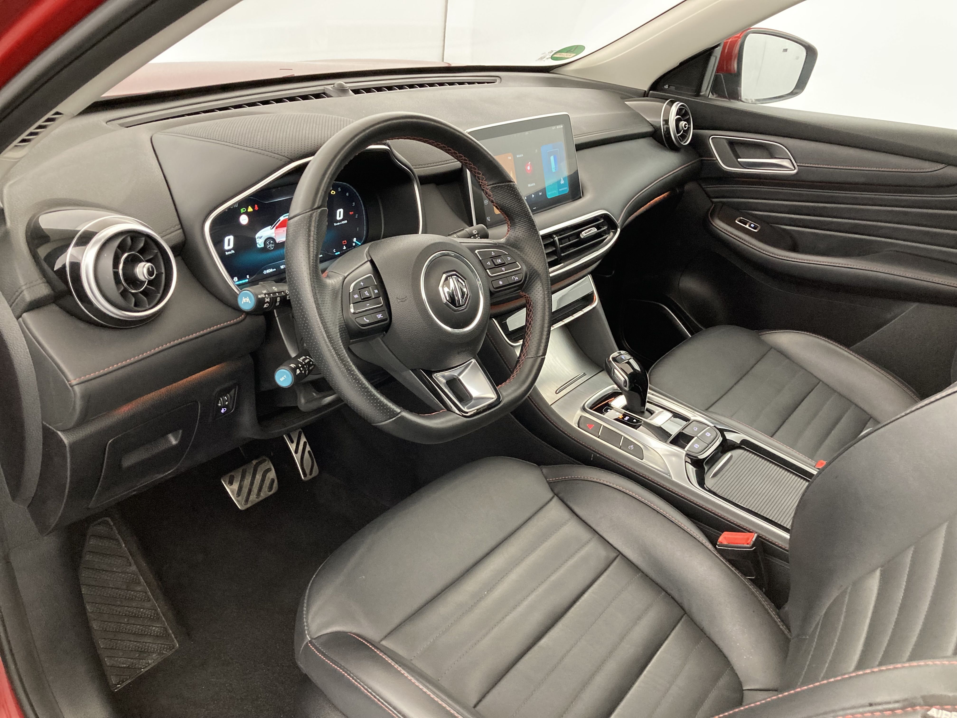 mg hs luxury 1.5 T-GDI 162 AT 2023 diamond red - rsj 19