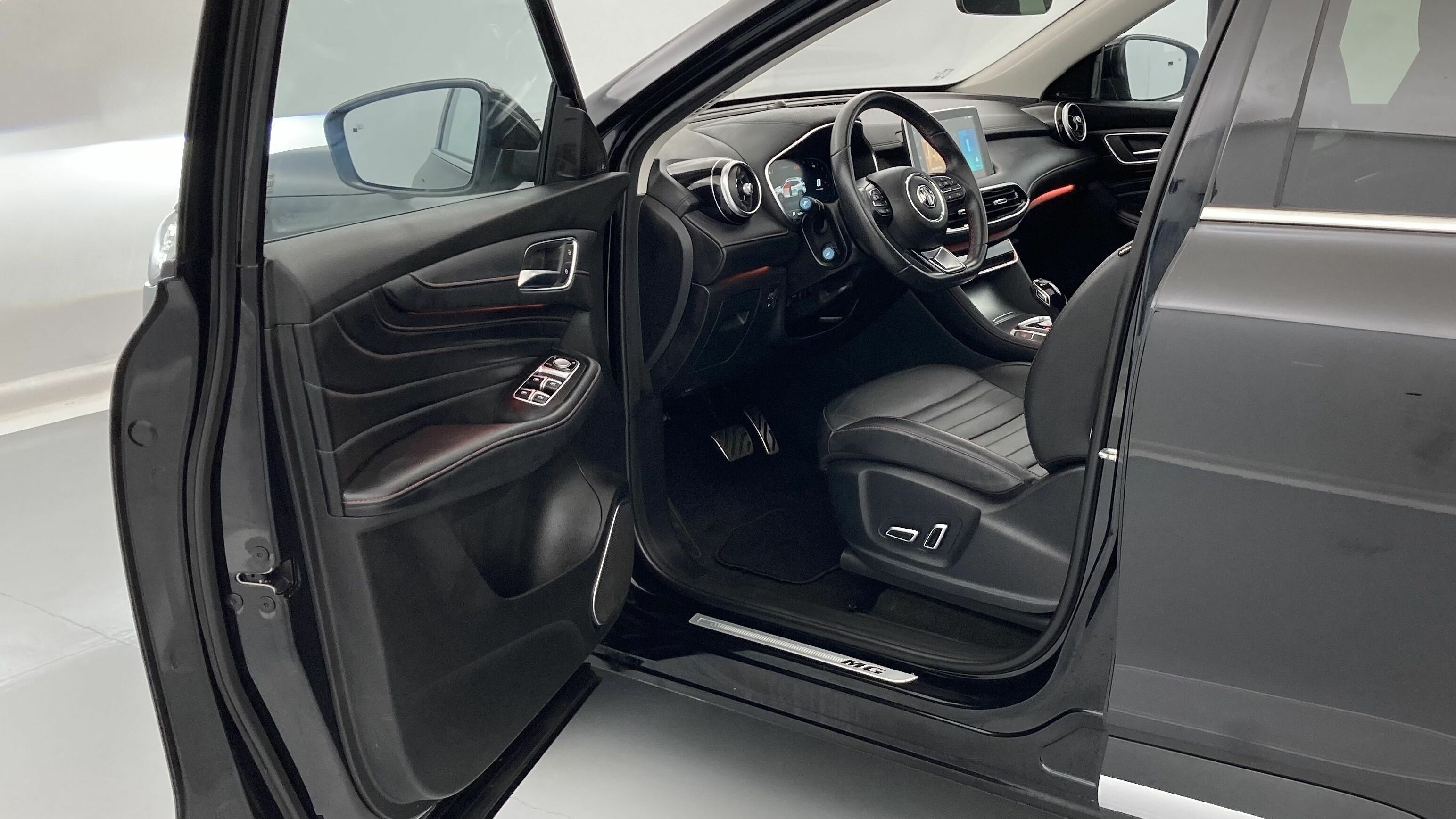 mg hs luxury 1.5 T-GDI 162 AT 2023 pebble black - pbc 13