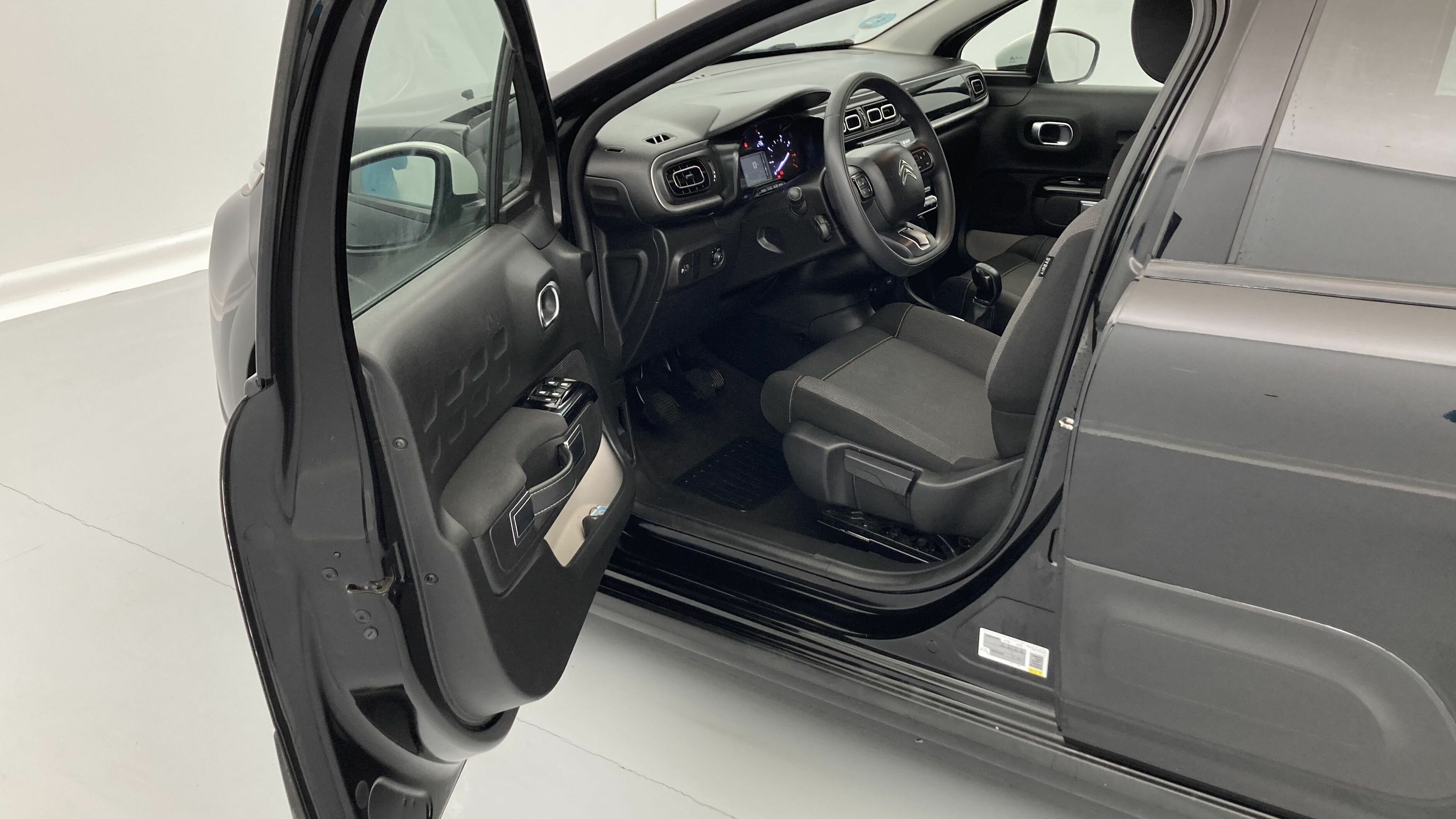 citroen c3 shine 1.2 PURETECH 110 EAT 2023 negro perla / blanco 14