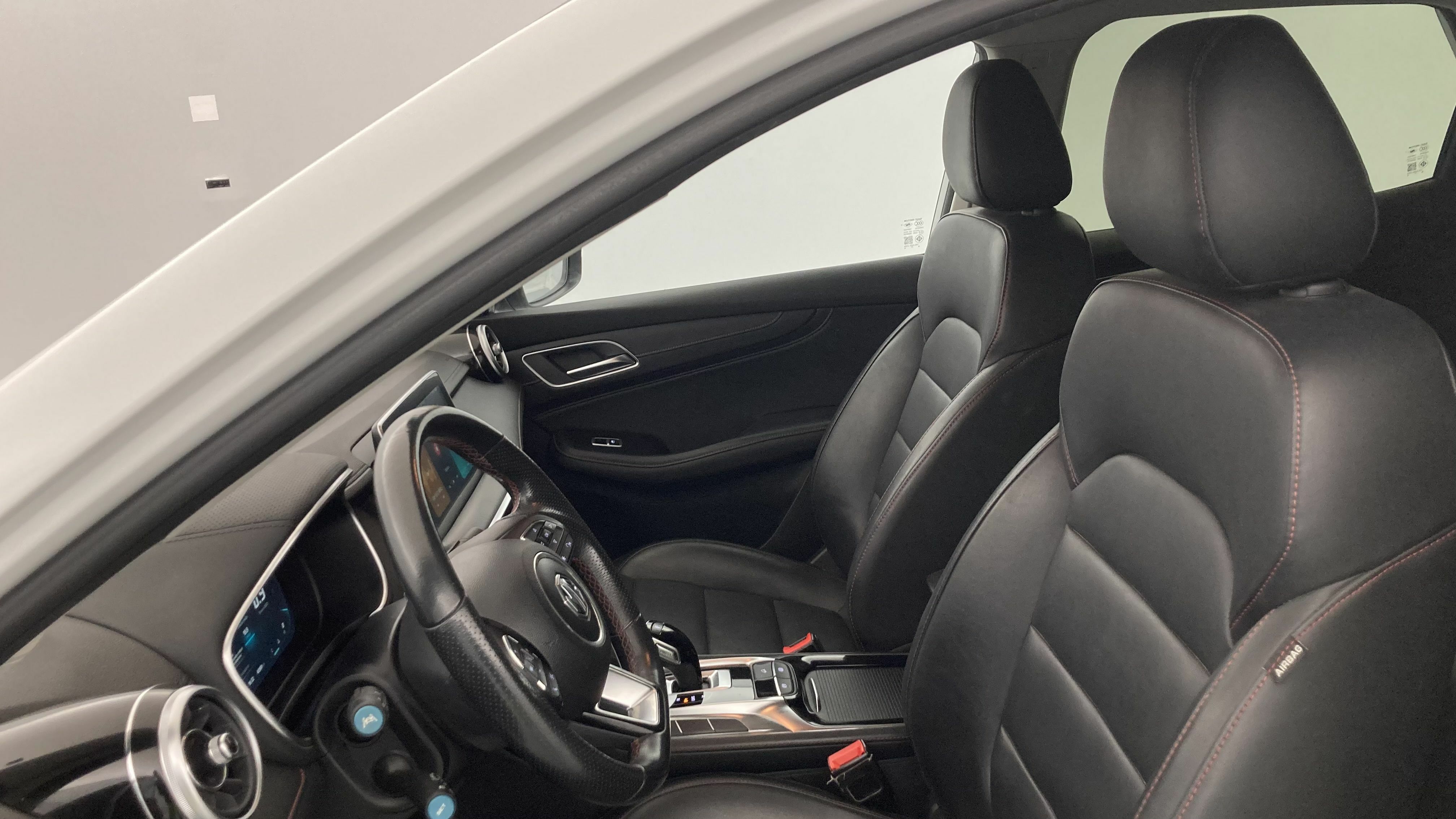 mg hs comfort 1.5 T-GDI 162 AT 2023 white 14