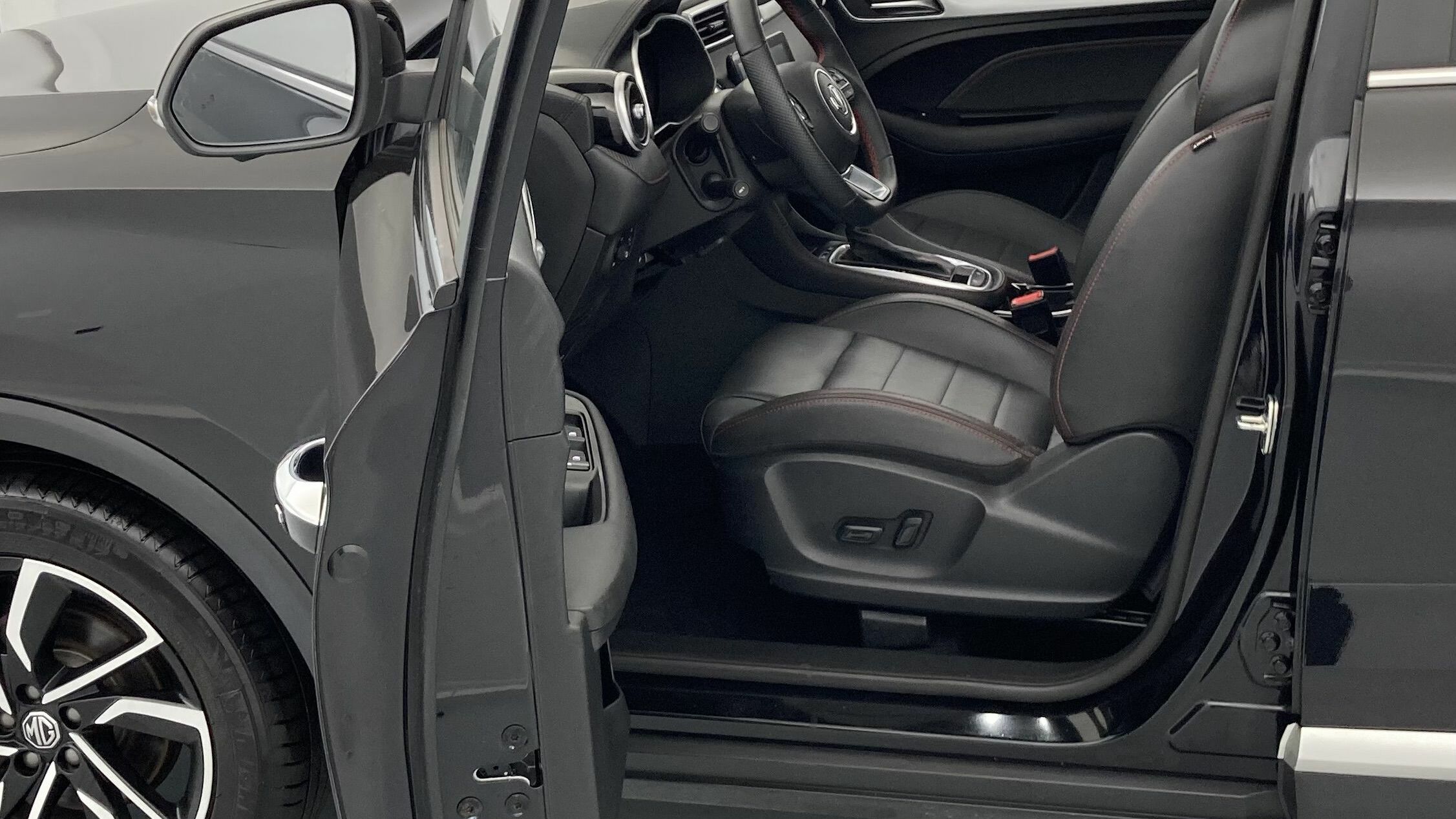 mg zs luxury 1.0 T-GDI 110 AT 2024 pebble black 14