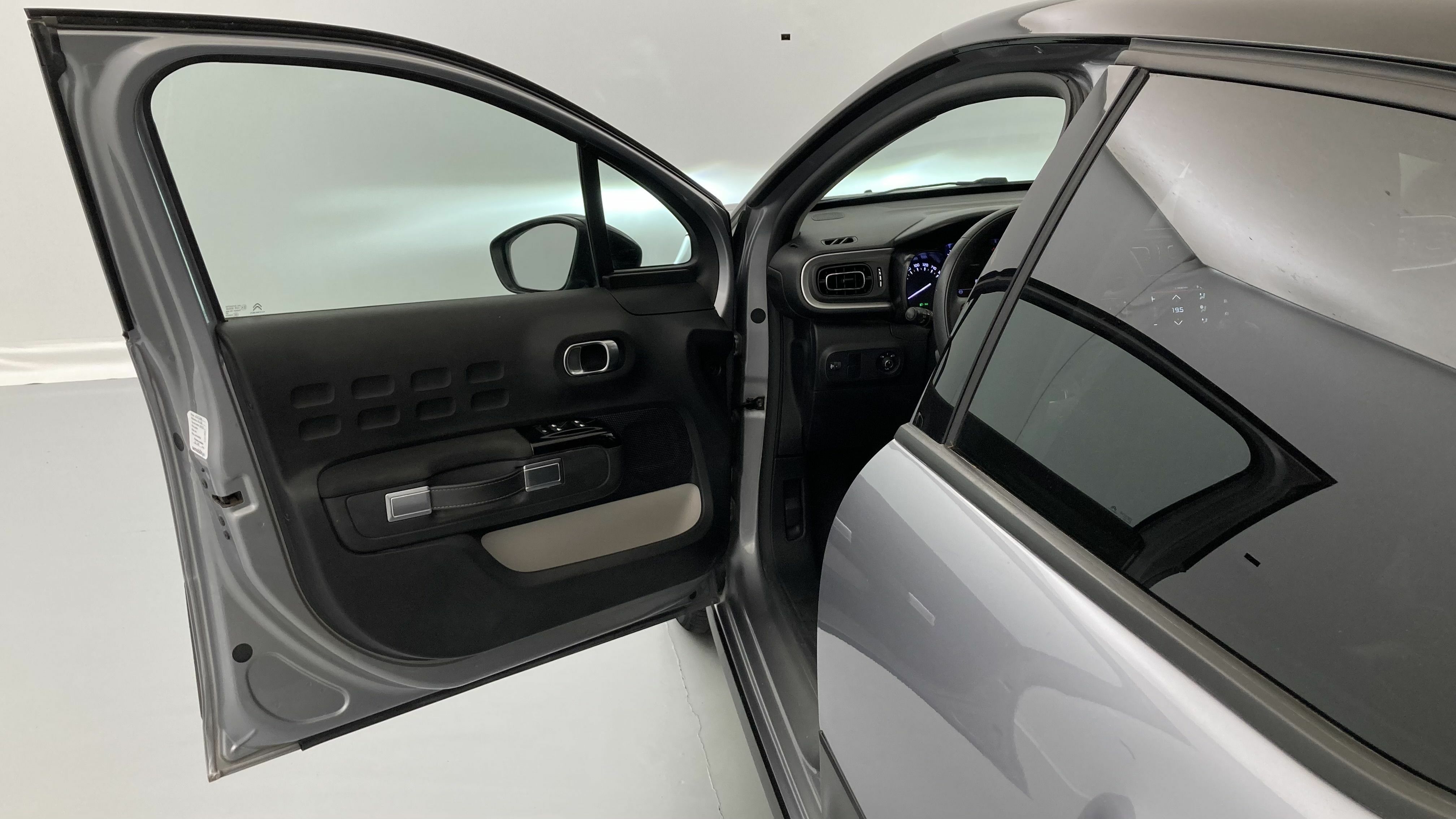 citroen c3 shine 1.2 PURETECH 83 2023 gris acero / negro 13