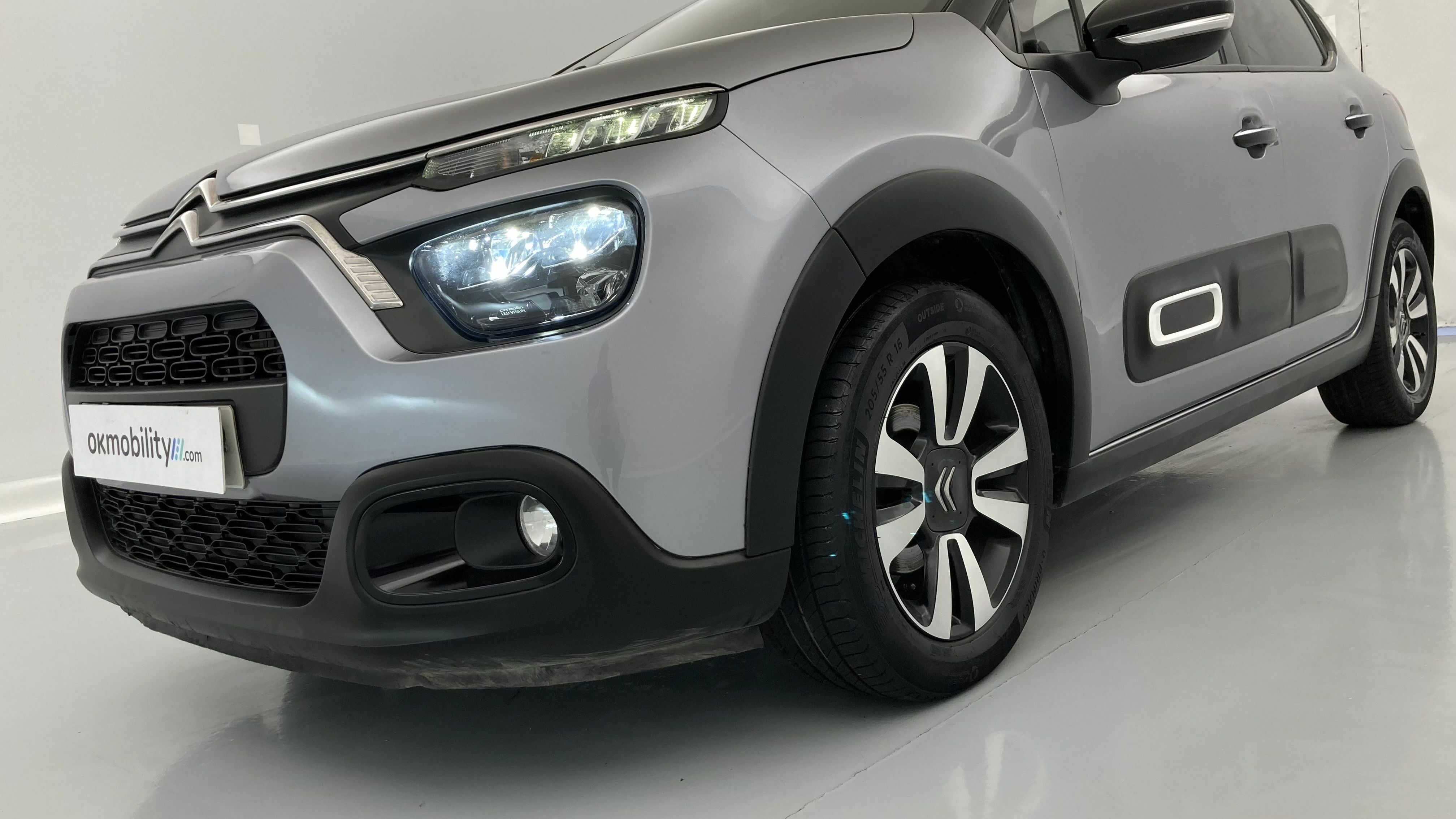 citroen c3 shine 1.2 PURETECH 83 2023 gris acero / negro 26