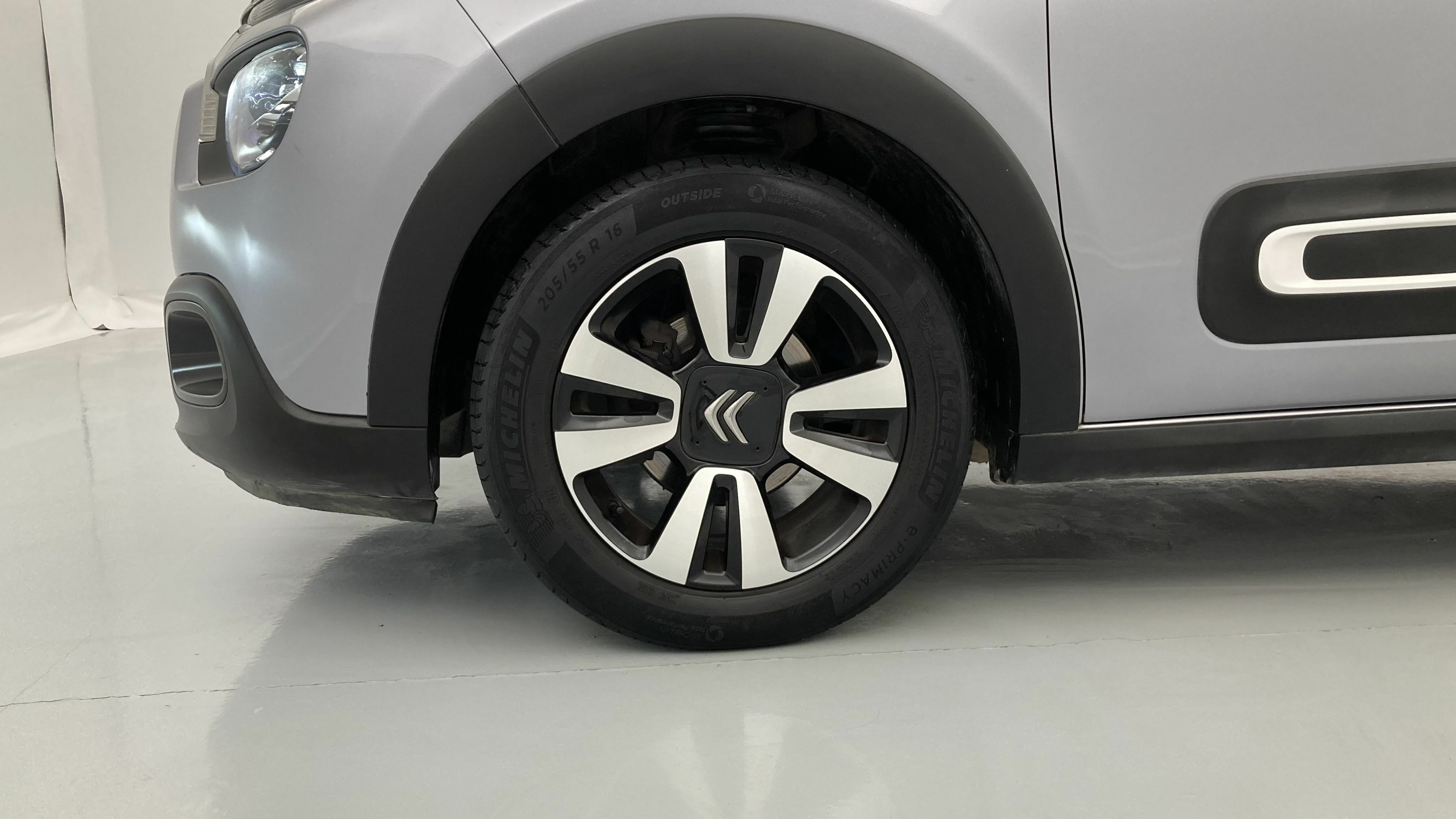 citroen c3 shine 1.2 PURETECH 83 2023 gris acero / negro 27