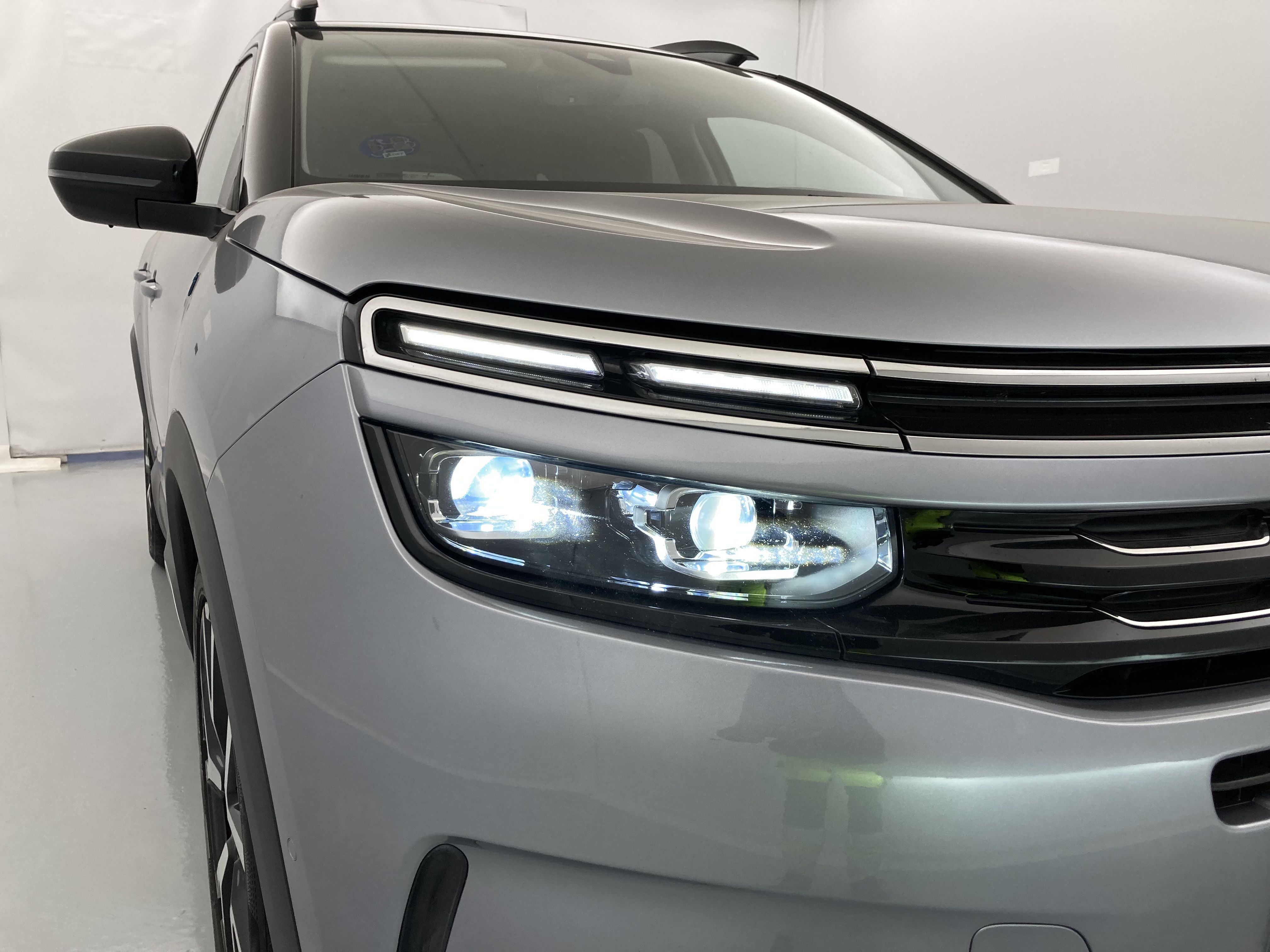 citroen c5 aircross shine 1.6 PURETECH HYBRID 225 E-EAT 2022 gris acier / negro 22