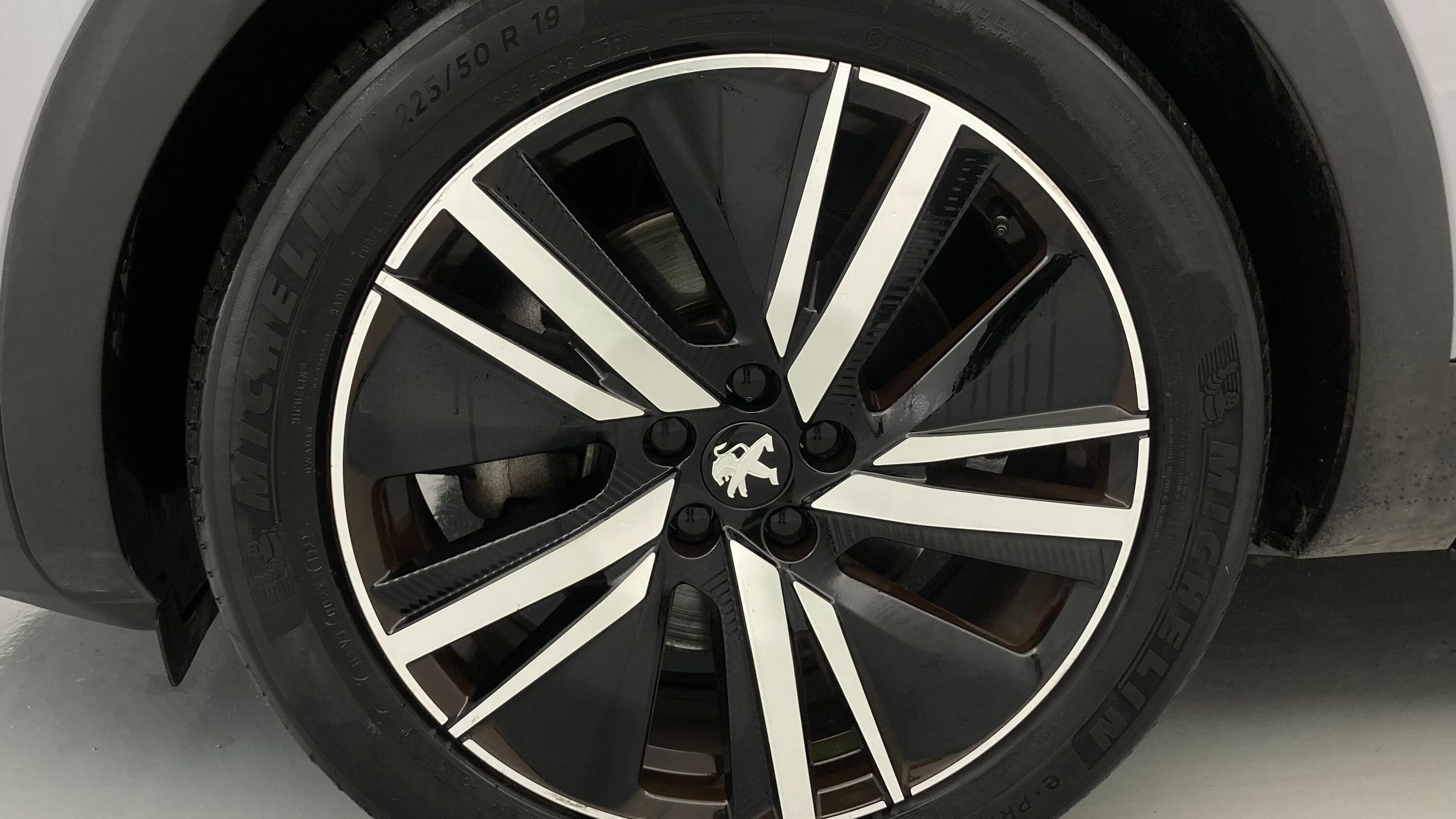 peugeot 3008 gt pack 1.6 HYBRID 300 EAT PHEV 2022 gris artense / negro 26