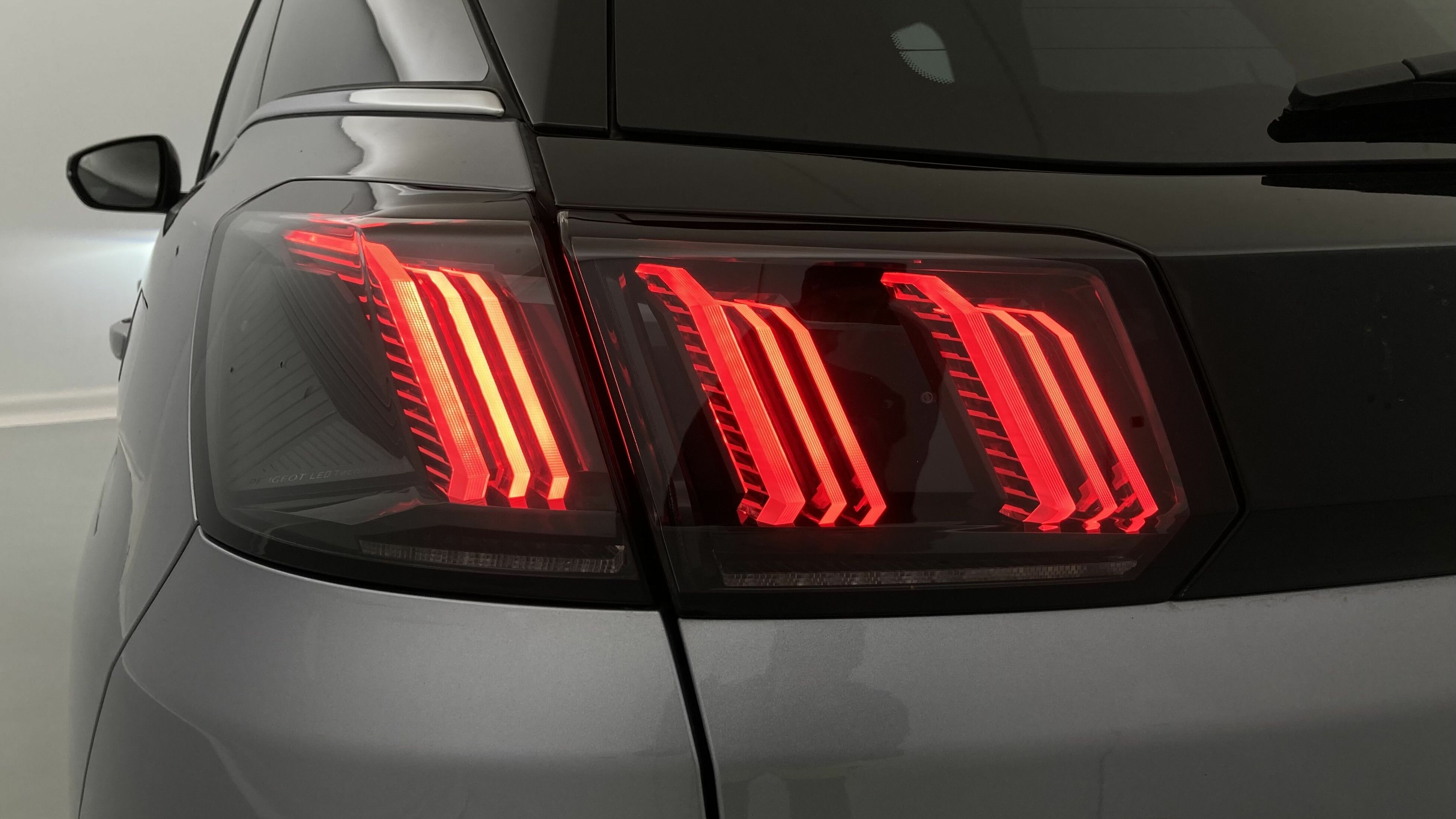 peugeot 3008 gt pack 1.6 HYBRID 300 EAT PHEV 2022 gris artense / negro 29