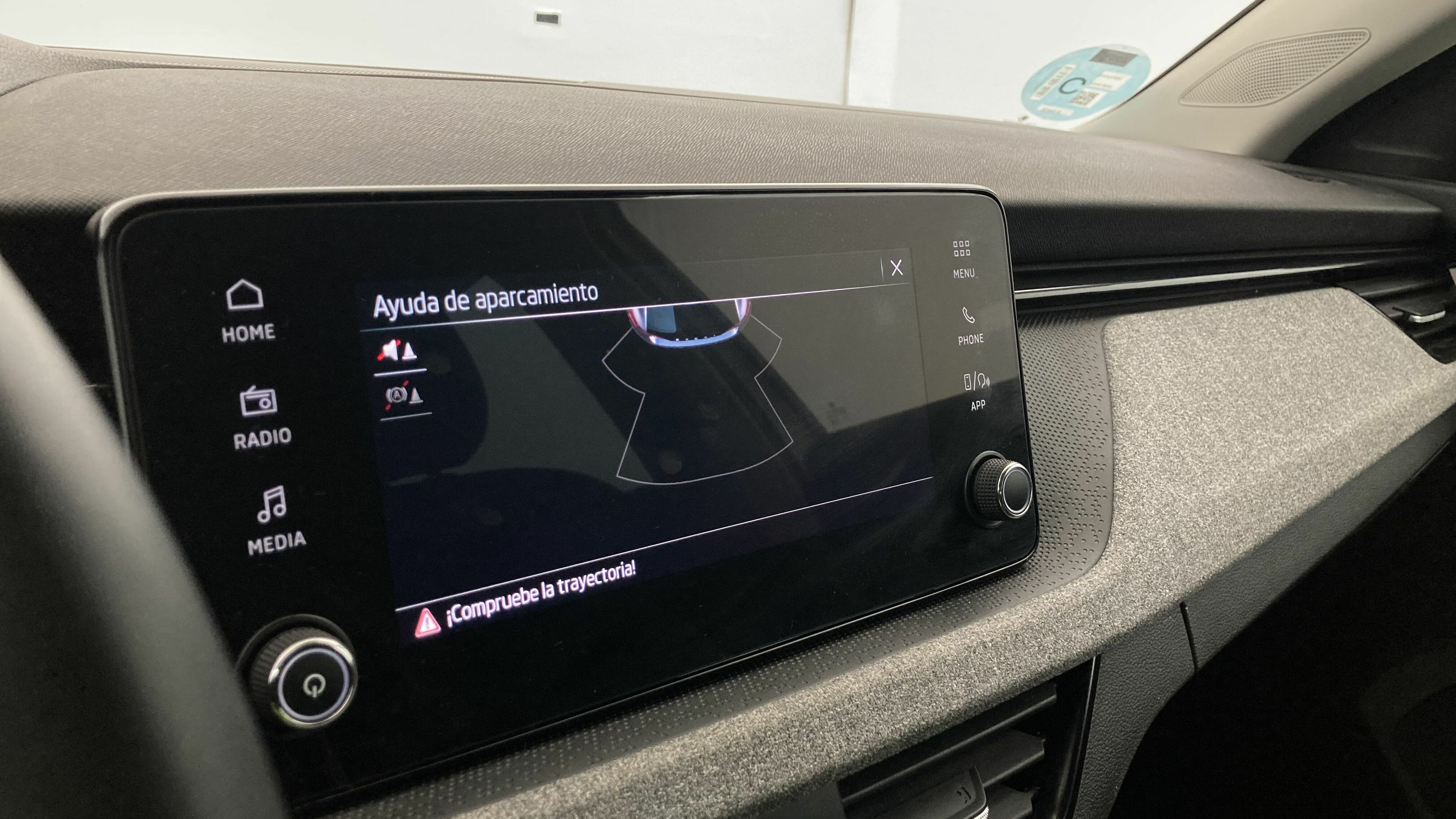 skoda scala selection 1.0 TSI 115 2024 blanco glaciar 19