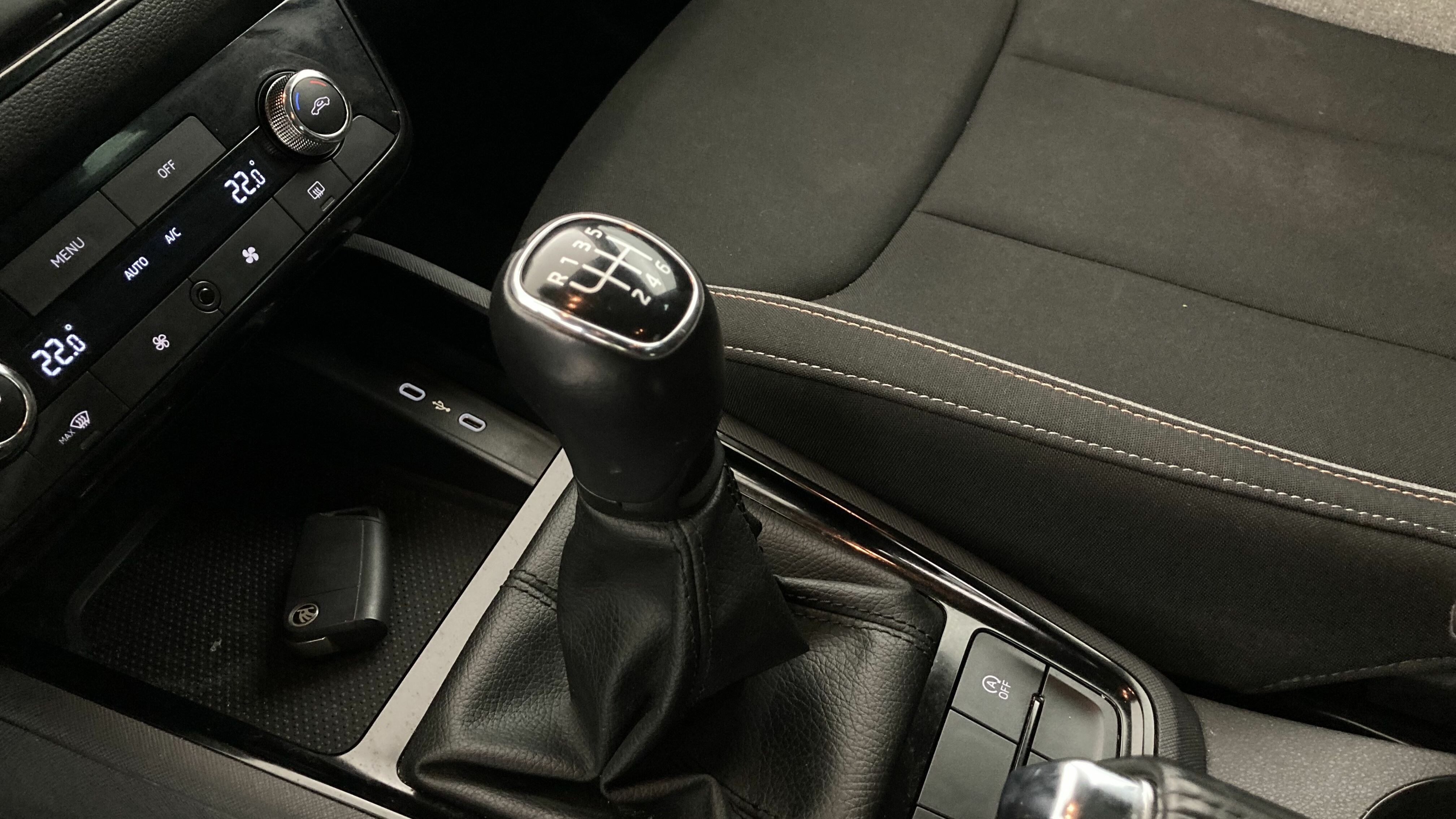 skoda scala selection 1.0 TSI 115 2024 blanco glaciar 20