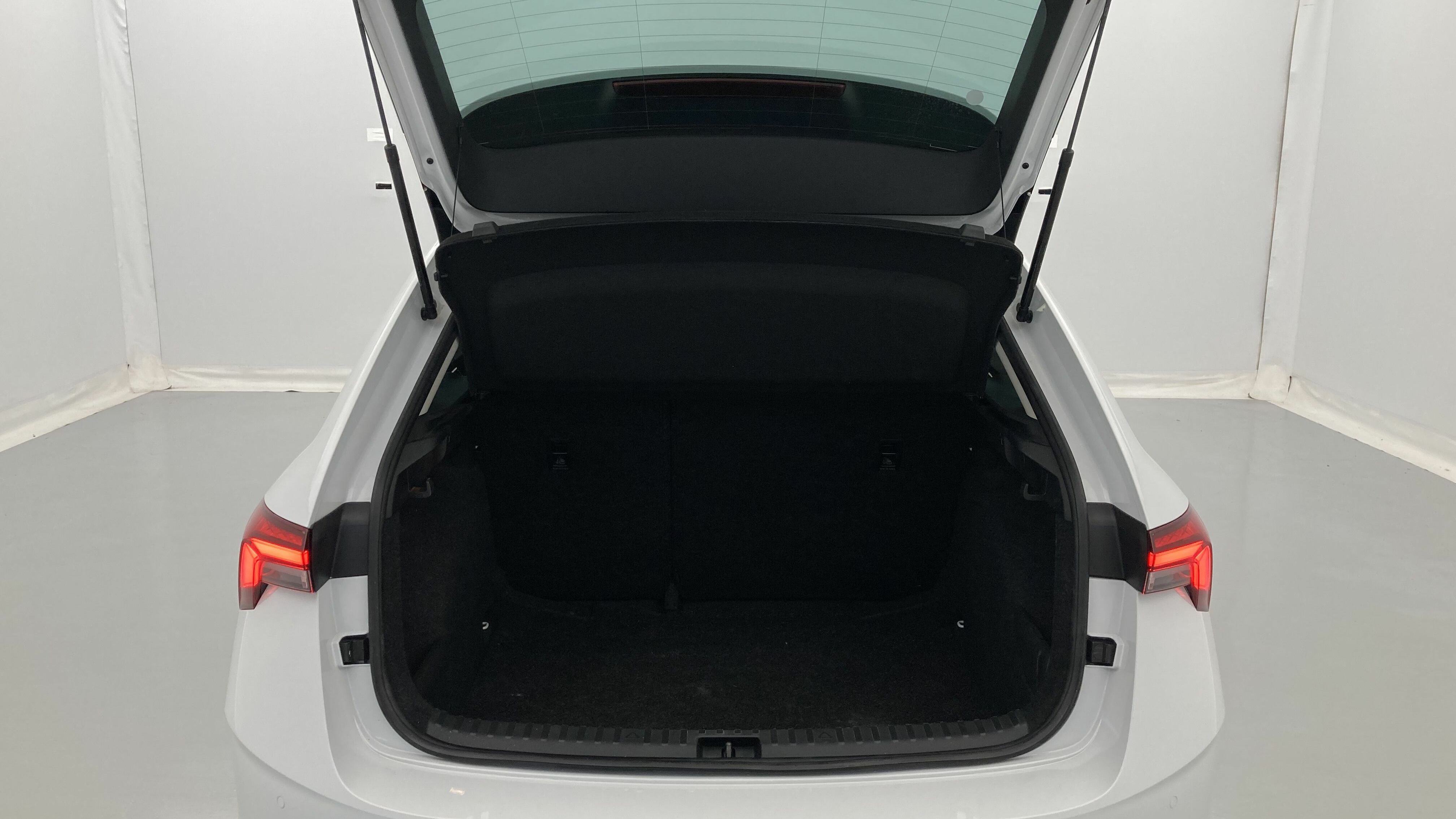 skoda scala selection 1.0 TSI 115 2024 blanco glaciar 24