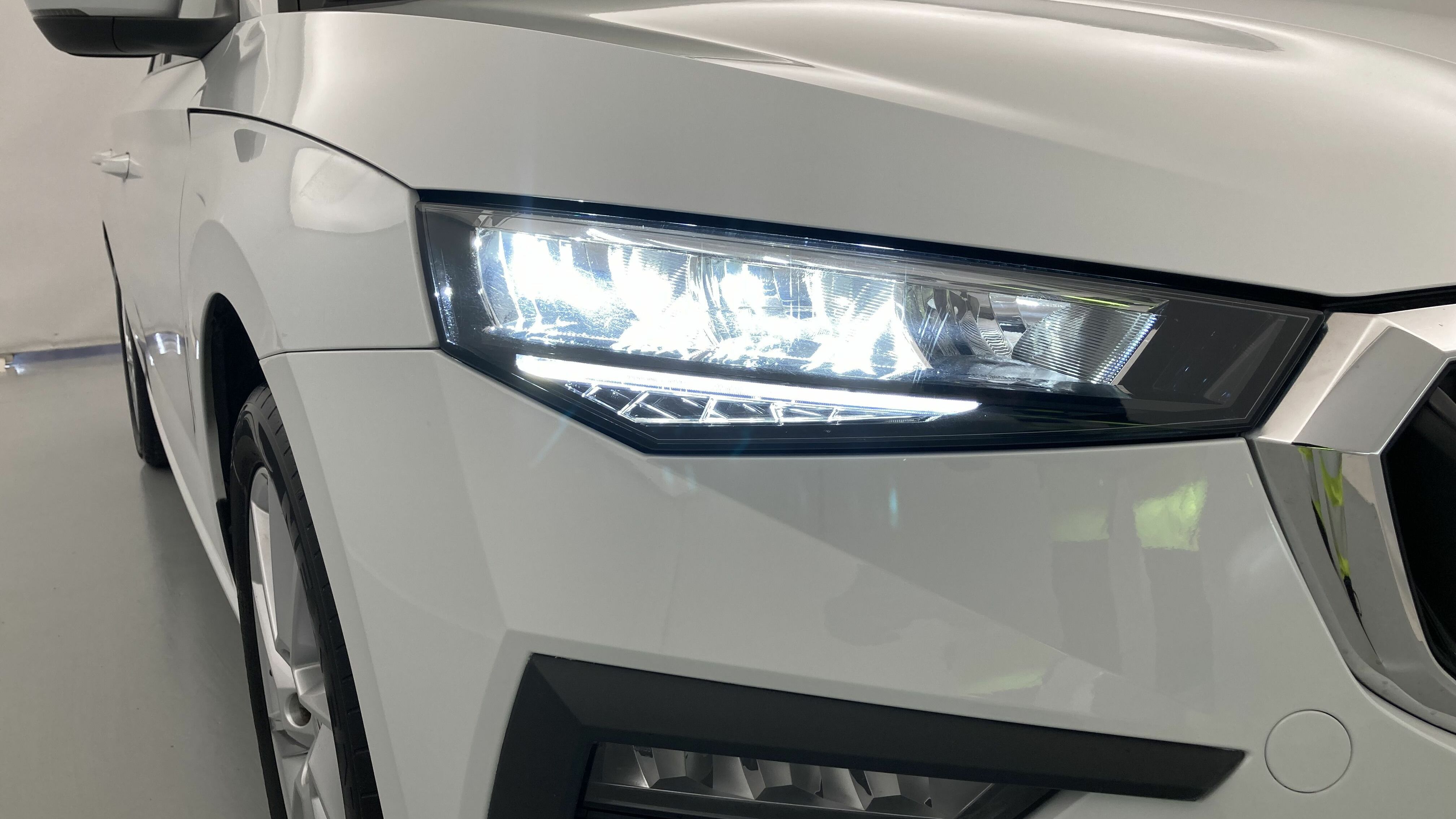 skoda scala selection 1.0 TSI 115 2024 blanco glaciar 29