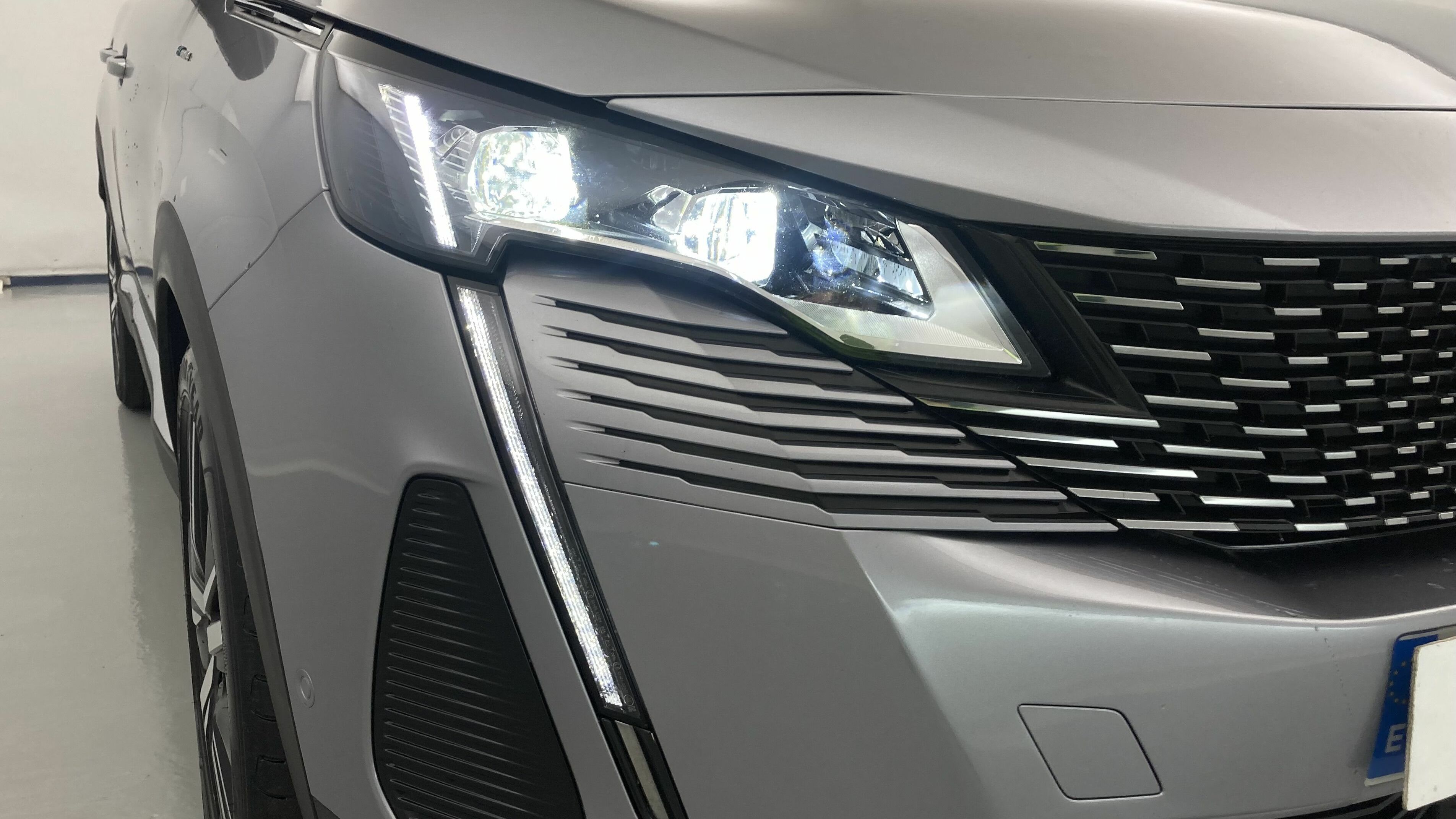 peugeot 3008 gt pack 1.6 HYBRID 300 EAT PHEV 2022 gris artense / negro 28