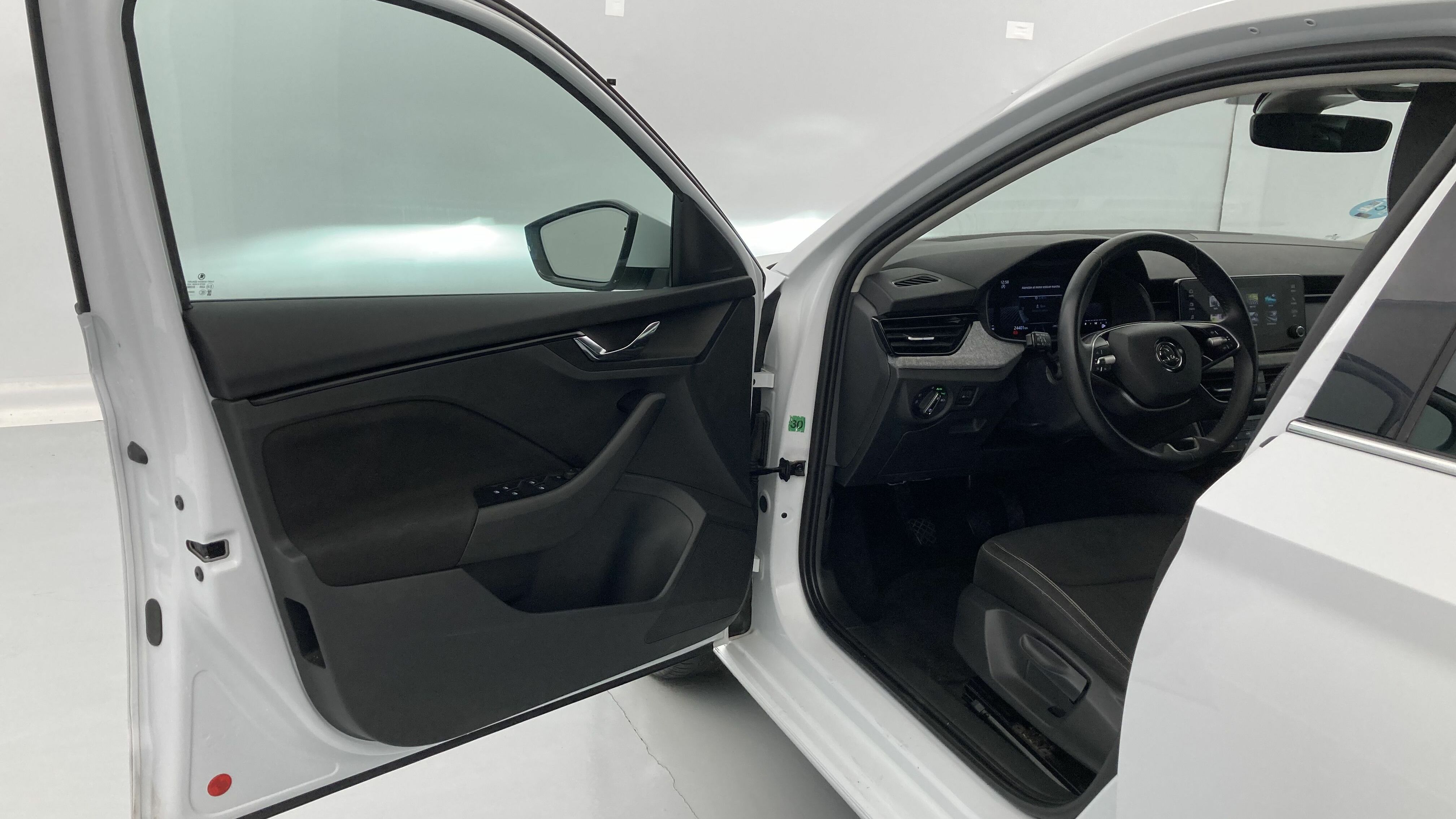 skoda scala selection 1.0 TSI 115 2024 blanco glaciar 12